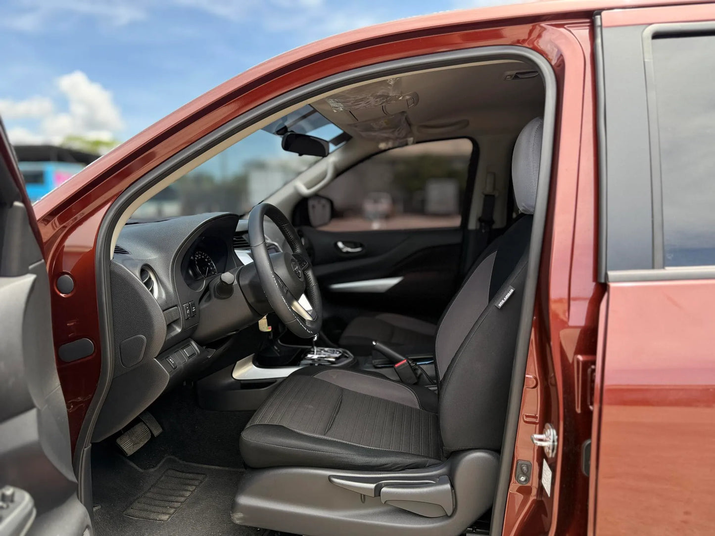 2024 NISSAN NAVARA 2.5L VE 4X2 AUTOMATIC TRANSMISSION - Gold Aces Car Display Center