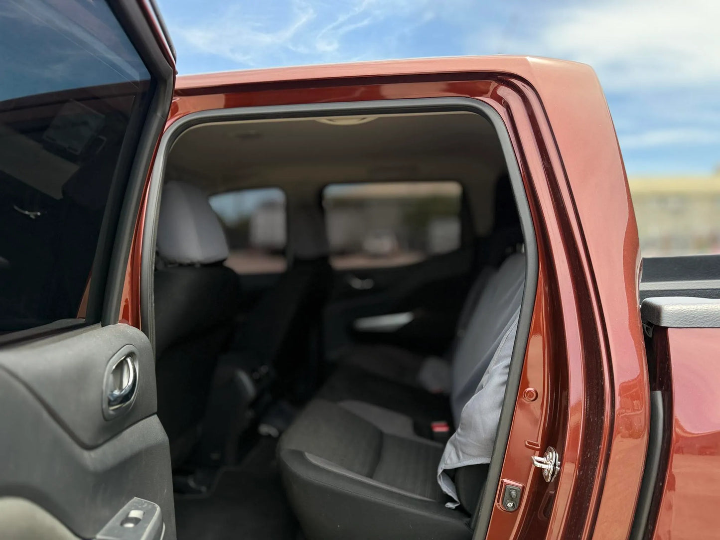 2024 NISSAN NAVARA 2.5L VE 4X2 AUTOMATIC TRANSMISSION - Gold Aces Car Display Center