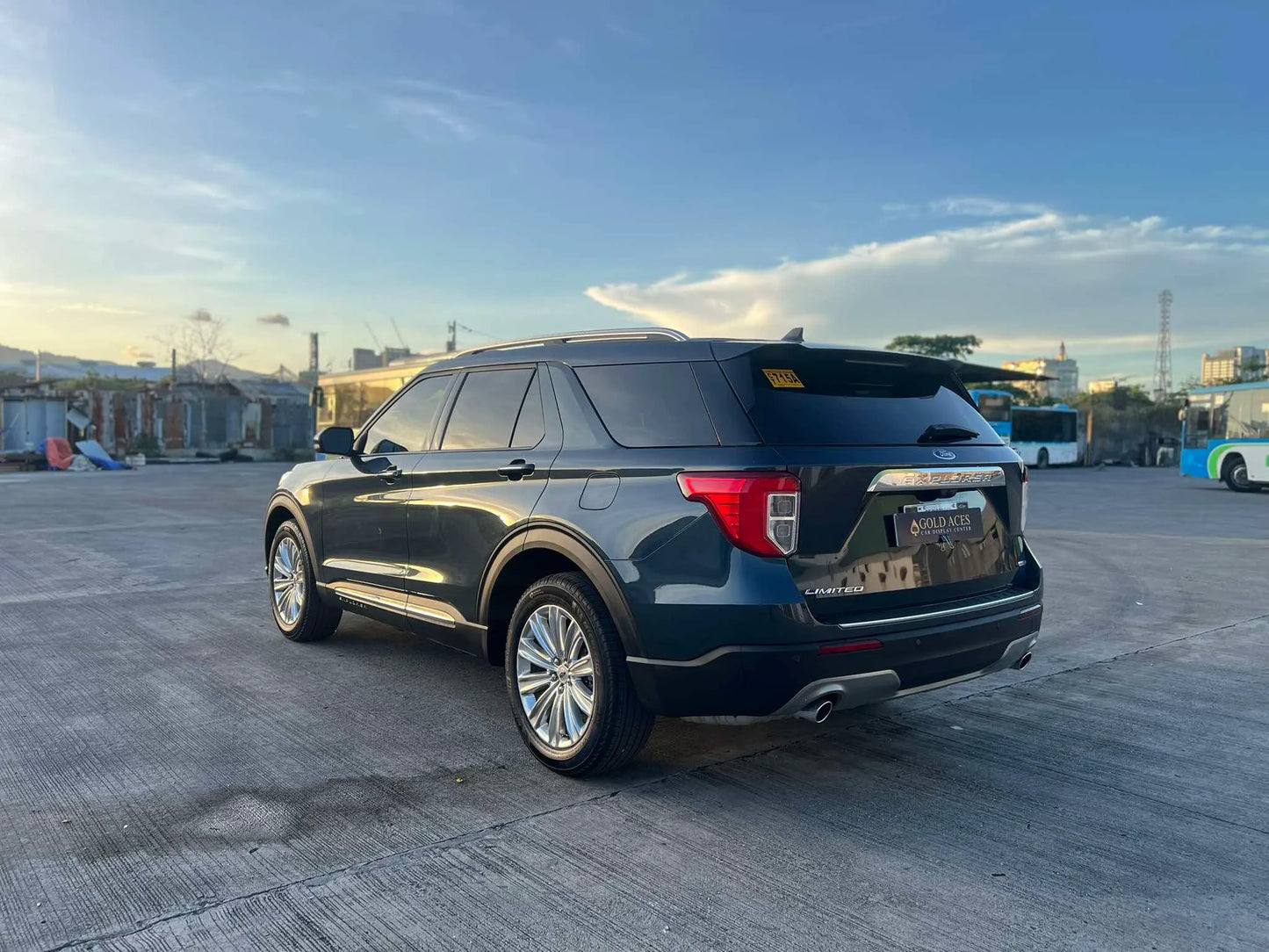 2024 FORD EXPLORER 2.3L LIMITED 4X4 V6 AUTOMATIC TRANSMISSION (99KM ONLY!) Gold Aces Car Display Center