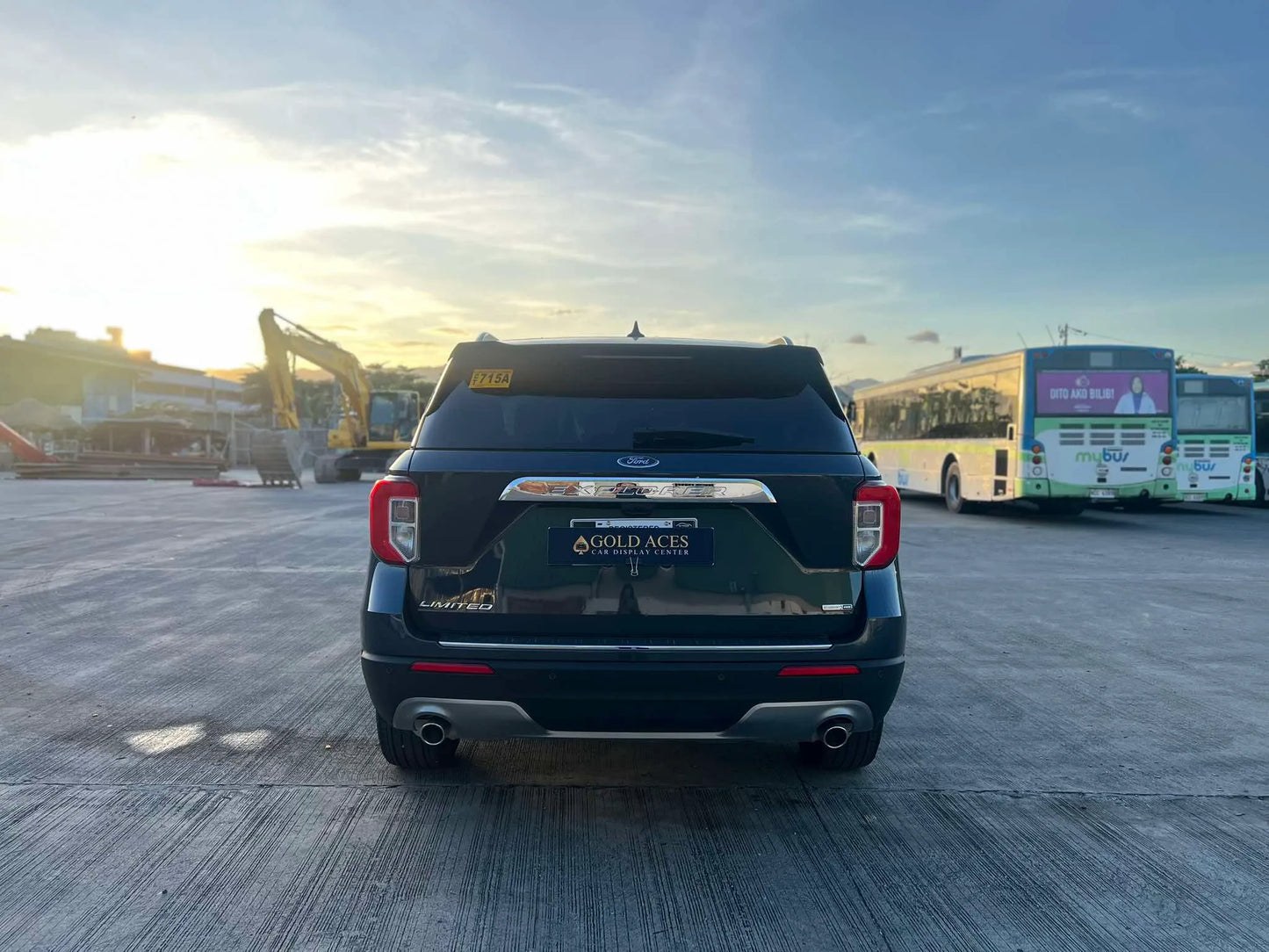2024 FORD EXPLORER 2.3L LIMITED 4X4 V6 AUTOMATIC TRANSMISSION (99KM ONLY!) Gold Aces Car Display Center