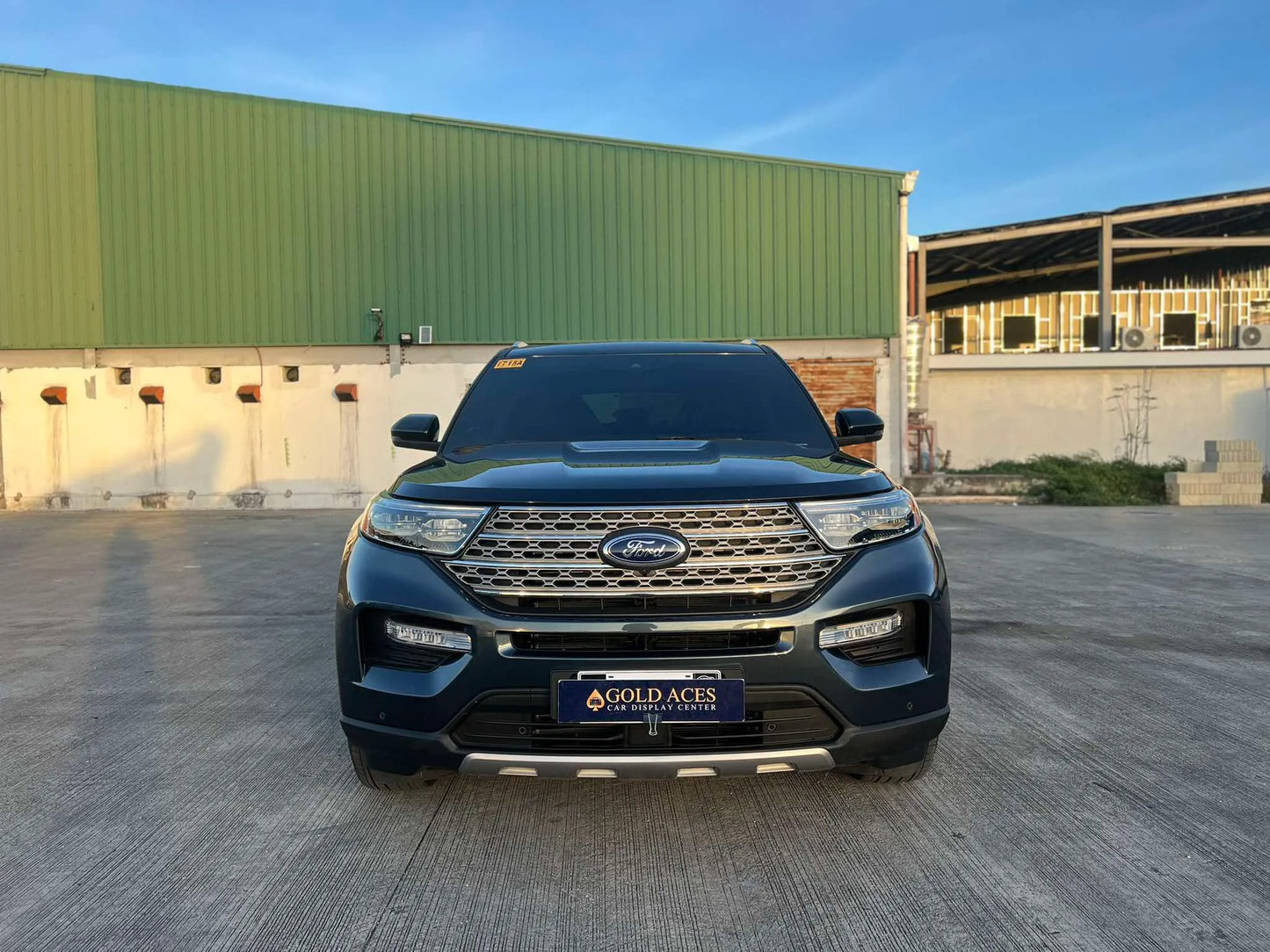 2024 FORD EXPLORER 2.3L LIMITED 4X4 V6 AUTOMATIC TRANSMISSION (99KM ONLY!) Gold Aces Car Display Center
