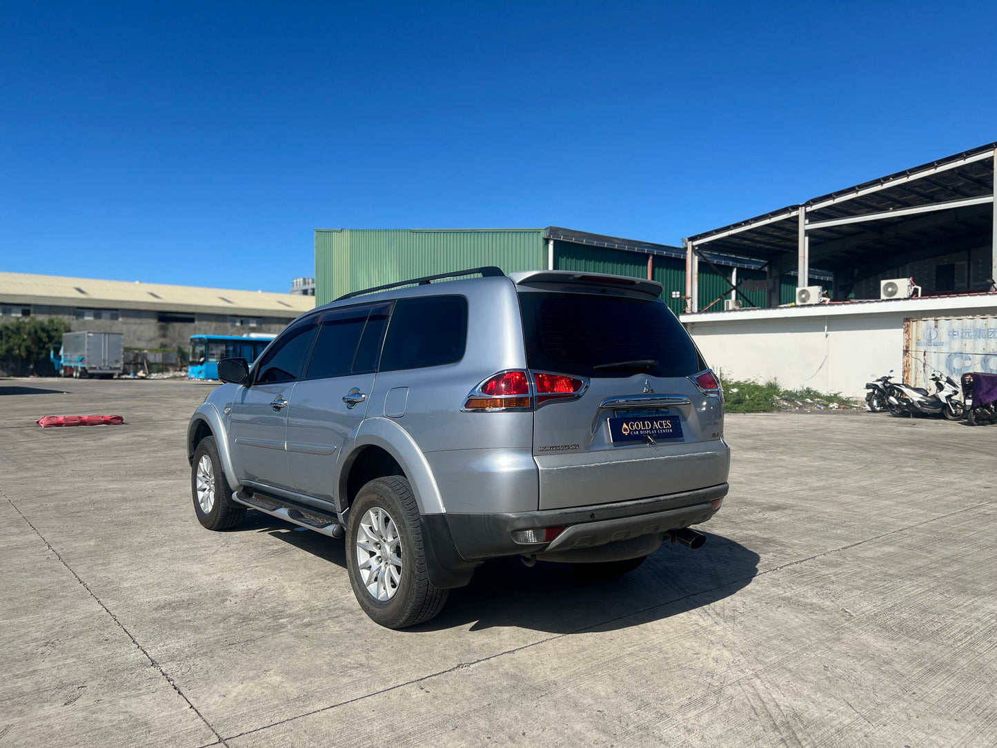 2010 MITSUBISHI MONTERO GLS 2.5L DSL AUTOMATIC TRANSMISSION Gold Aces Car Display Center