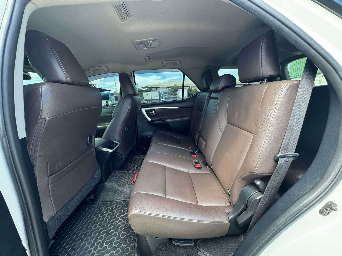 2017 TOYOTA FORTUNER 2.4L V 4X2 AUTOMATIC TRANSMISSION Gold Aces Car Display Center