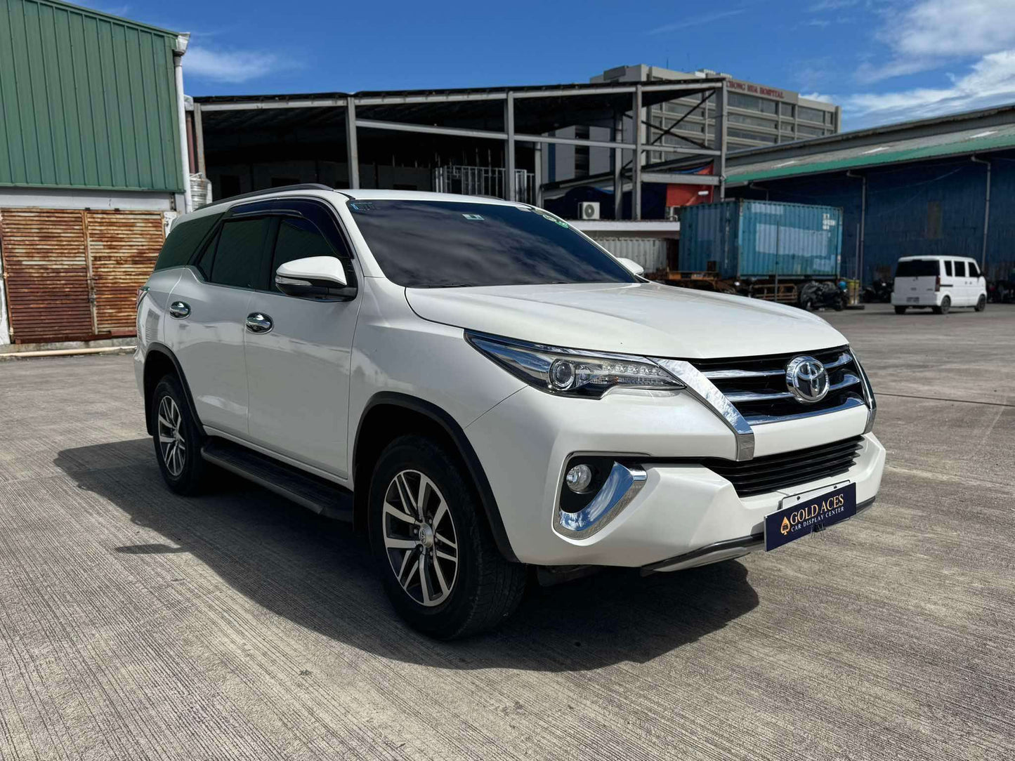 2017 TOYOTA FORTUNER 2.4L V 4X2 AUTOMATIC TRANSMISSION Gold Aces Car Display Center