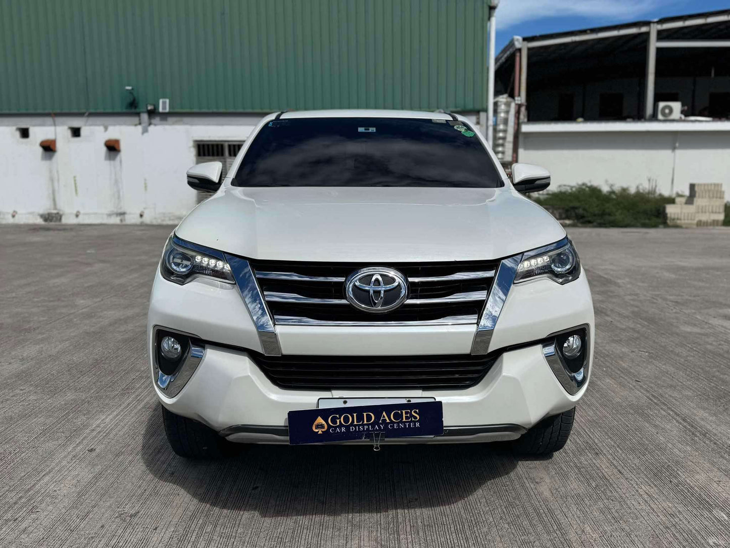 2017 TOYOTA FORTUNER 2.4L V 4X2 AUTOMATIC TRANSMISSION Gold Aces Car Display Center