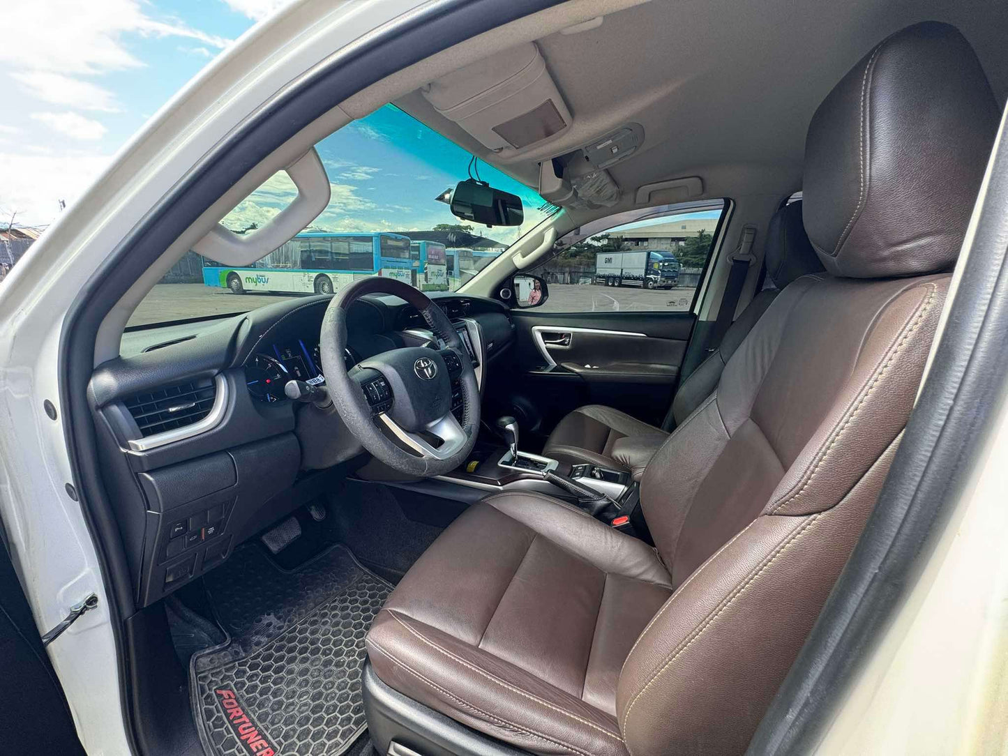 2017 TOYOTA FORTUNER 2.4L V 4X2 AUTOMATIC TRANSMISSION Gold Aces Car Display Center