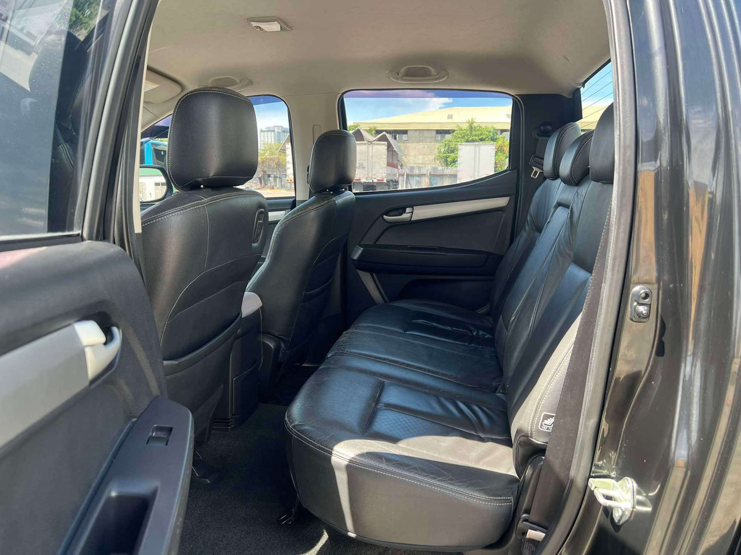 2015 ISUZU DMAX 2.5L 4X2 MANUAL TRANSMISSION (48TKM ONLY!!) Gold Aces Car Display Center