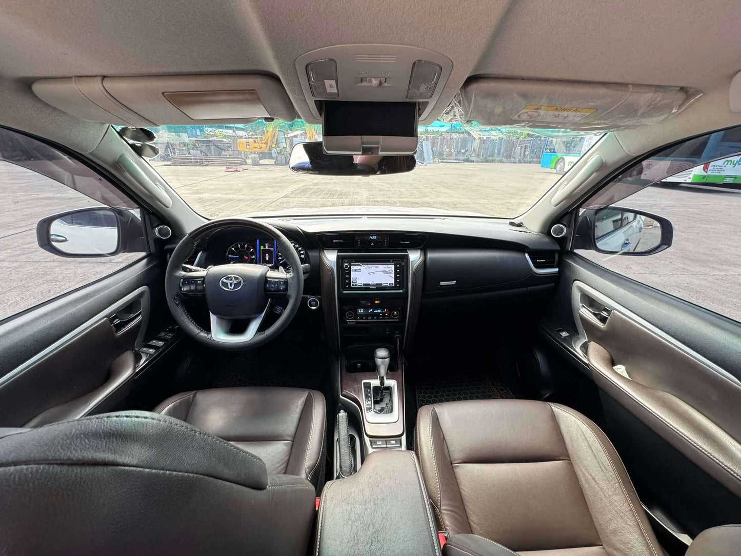 2017 TOYOTA FORTUNER 2.4L V 4X2 AUTOMATIC TRANSMISSION Gold Aces Car Display Center