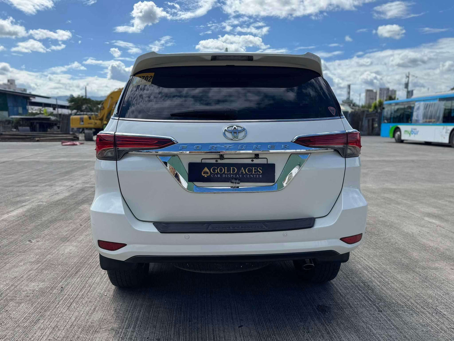 2017 TOYOTA FORTUNER 2.4L V 4X2 AUTOMATIC TRANSMISSION Gold Aces Car Display Center