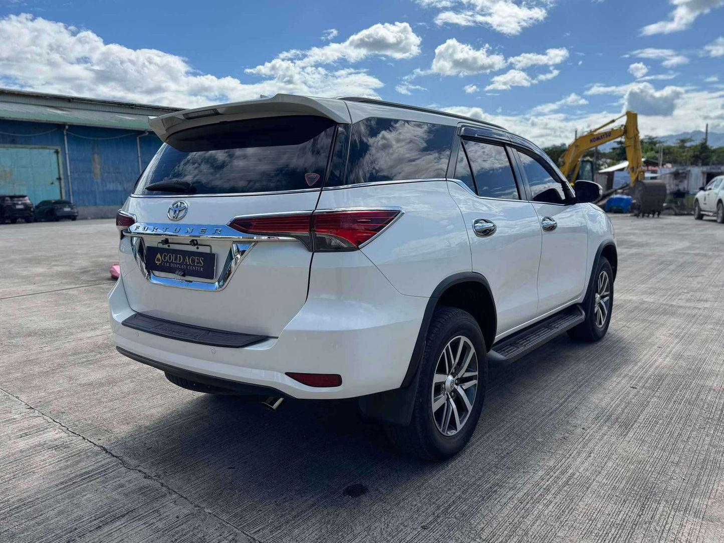 2017 TOYOTA FORTUNER 2.4L V 4X2 AUTOMATIC TRANSMISSION Gold Aces Car Display Center