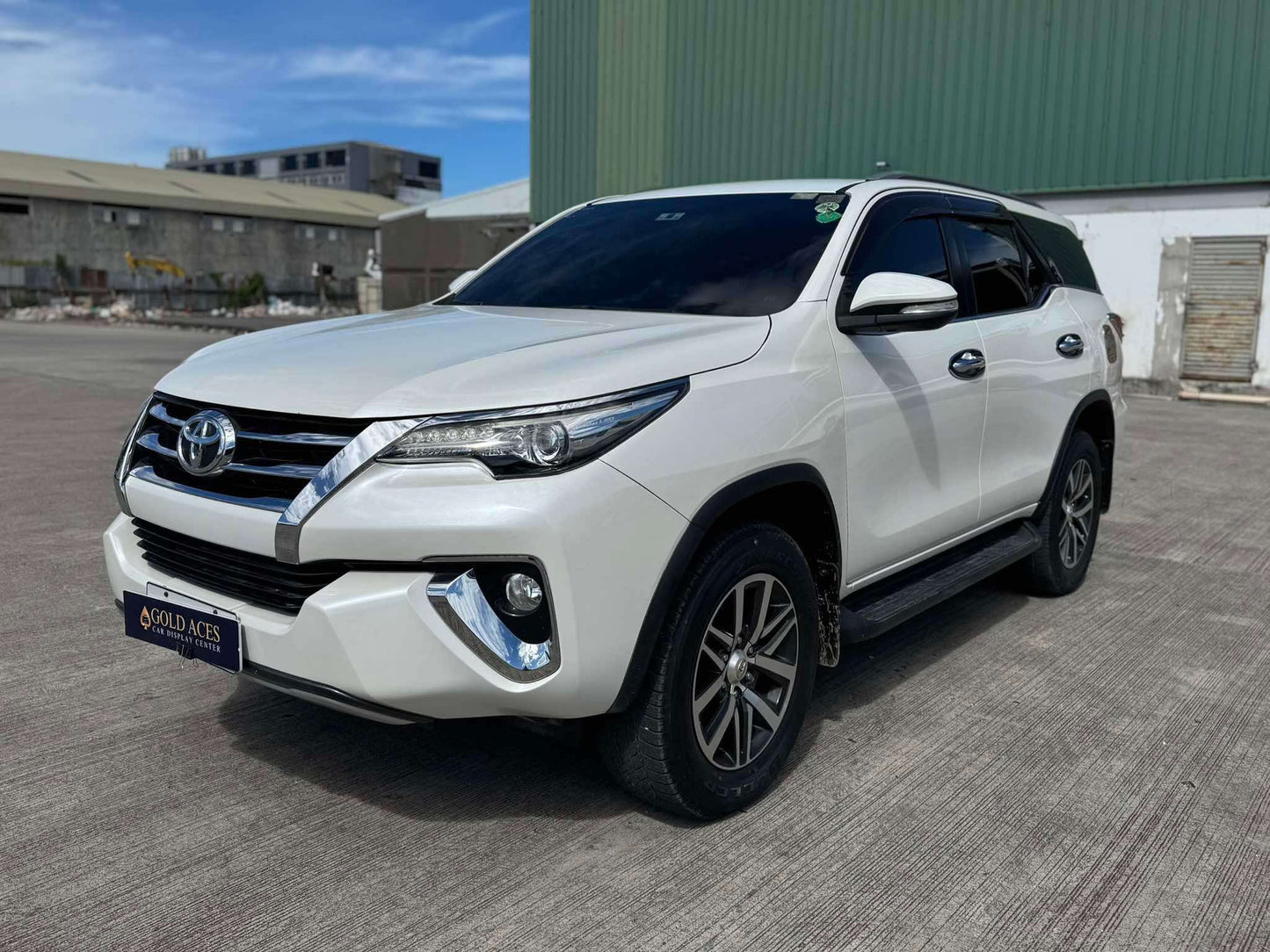 2017 TOYOTA FORTUNER 2.4L V 4X2 AUTOMATIC TRANSMISSION Gold Aces Car Display Center