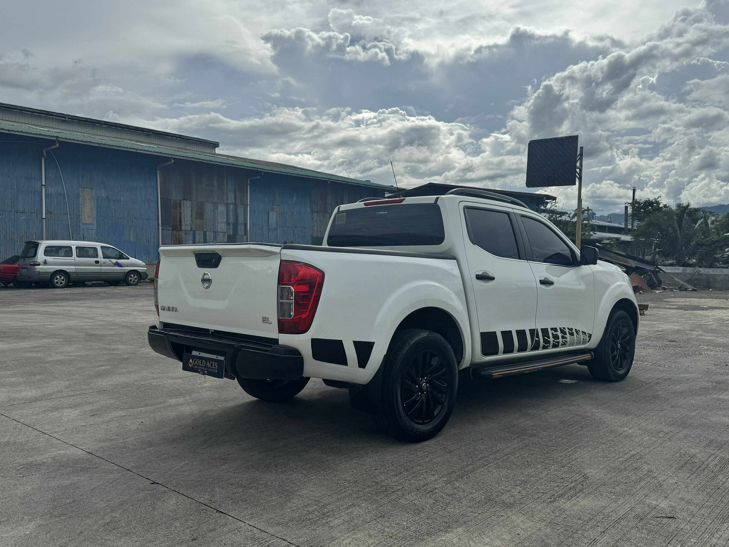 2019 NISSAN NAVARA 2.5L EL LIMITED AUTOMATIC TRANSMISSION Gold Aces Car Display Center