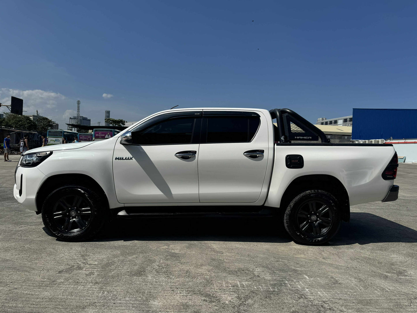 2023 TOYOTA HILUX G 2.5L AUTOMATIC TRANSMISSION Gold Aces Car Display Center