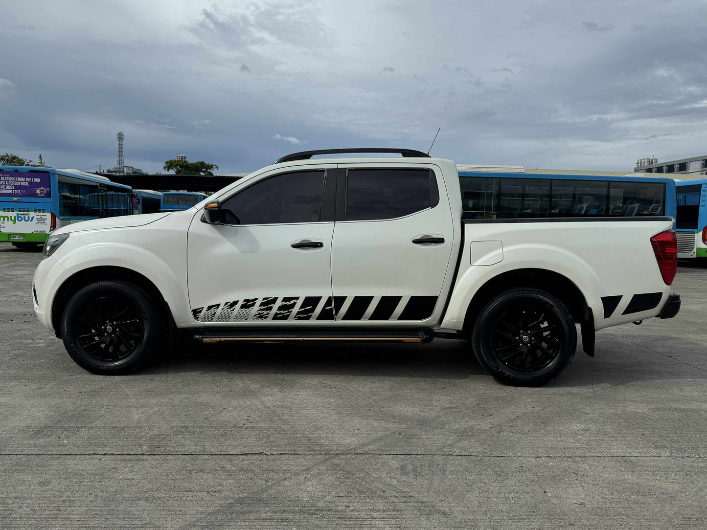 2019 NISSAN NAVARA 2.5L EL LIMITED AUTOMATIC TRANSMISSION Gold Aces Car Display Center