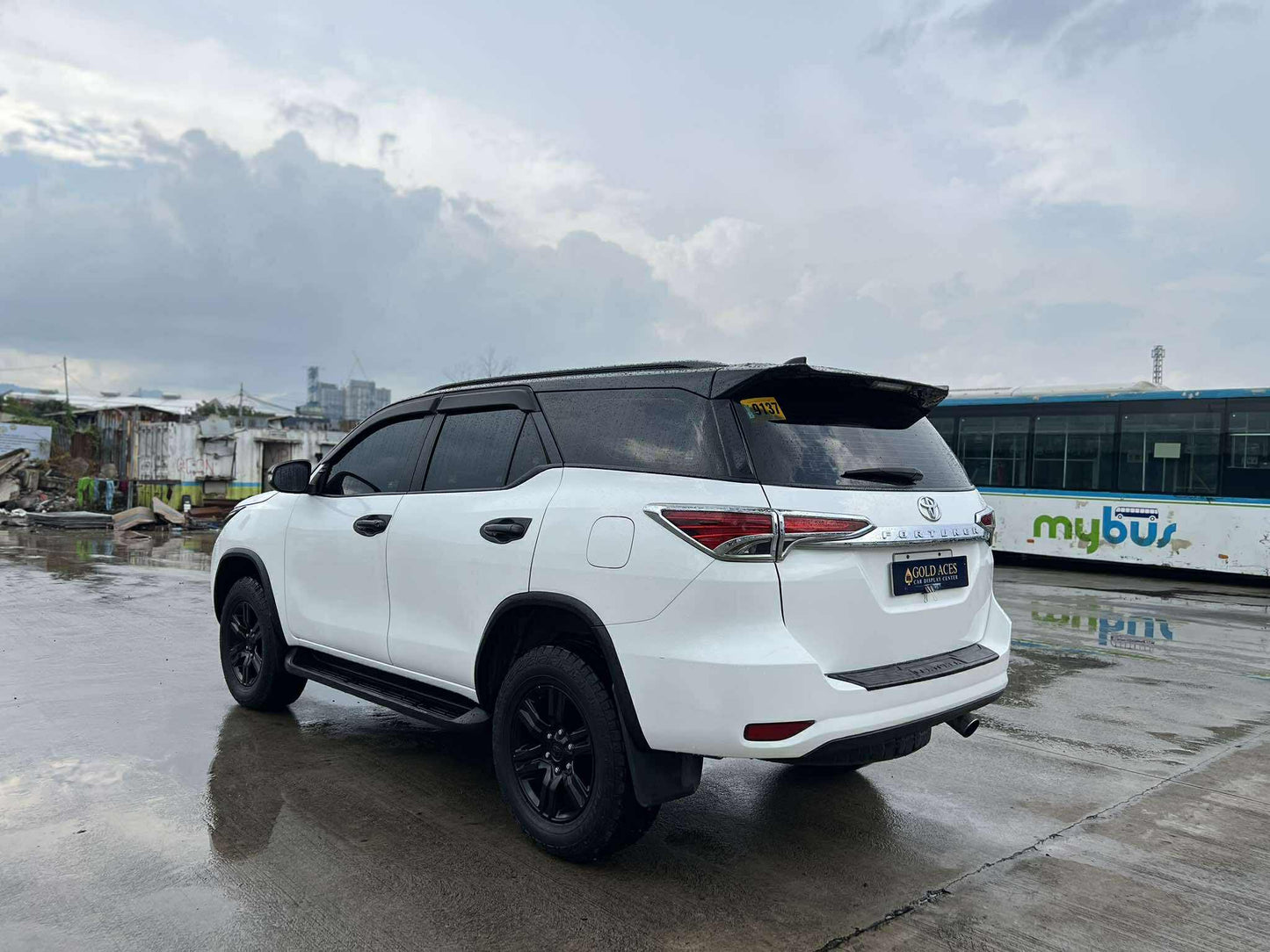 2016 TOYOTA FORTUNER 2.4L G 4X2 AUTOMATIC TRANSMISSION Gold Aces Car Display Center