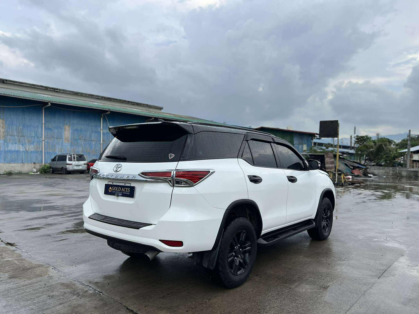 2016 TOYOTA FORTUNER 2.4L G 4X2 AUTOMATIC TRANSMISSION Gold Aces Car Display Center