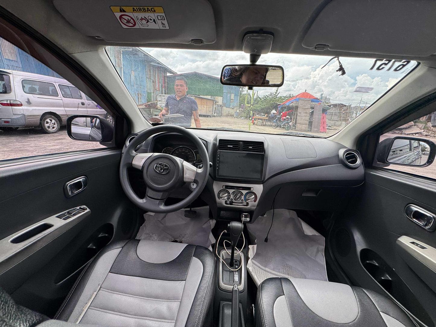 2015 TOYOTA WIGO G 1.0L AUTOMATIC TRANSMISSION Gold Aces Car Display Center