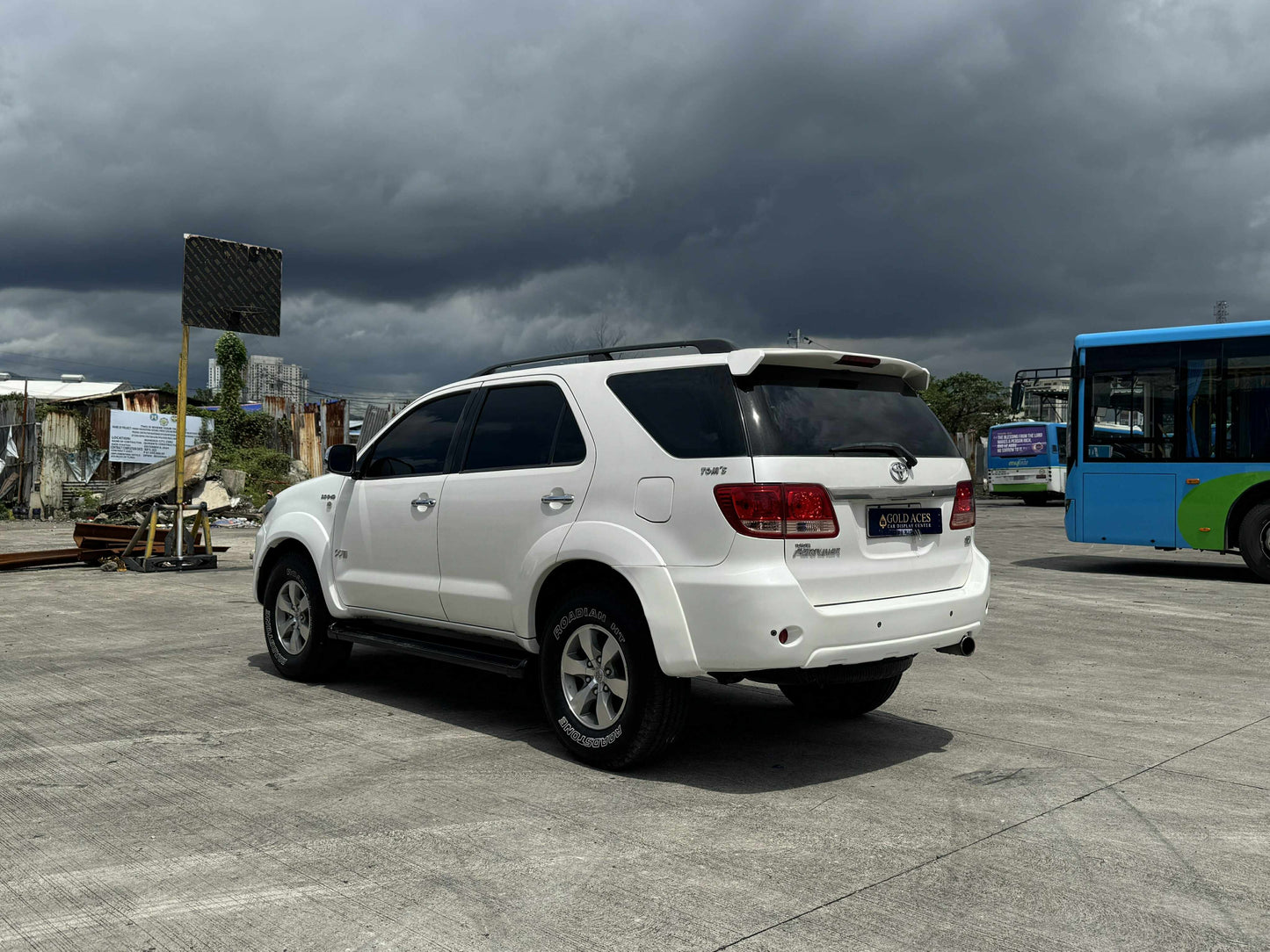 2007 TOYOTA FORTUNER 3.0L 4X4 AUTOMATIC TRANSMISSION Gold Aces Car Display Center