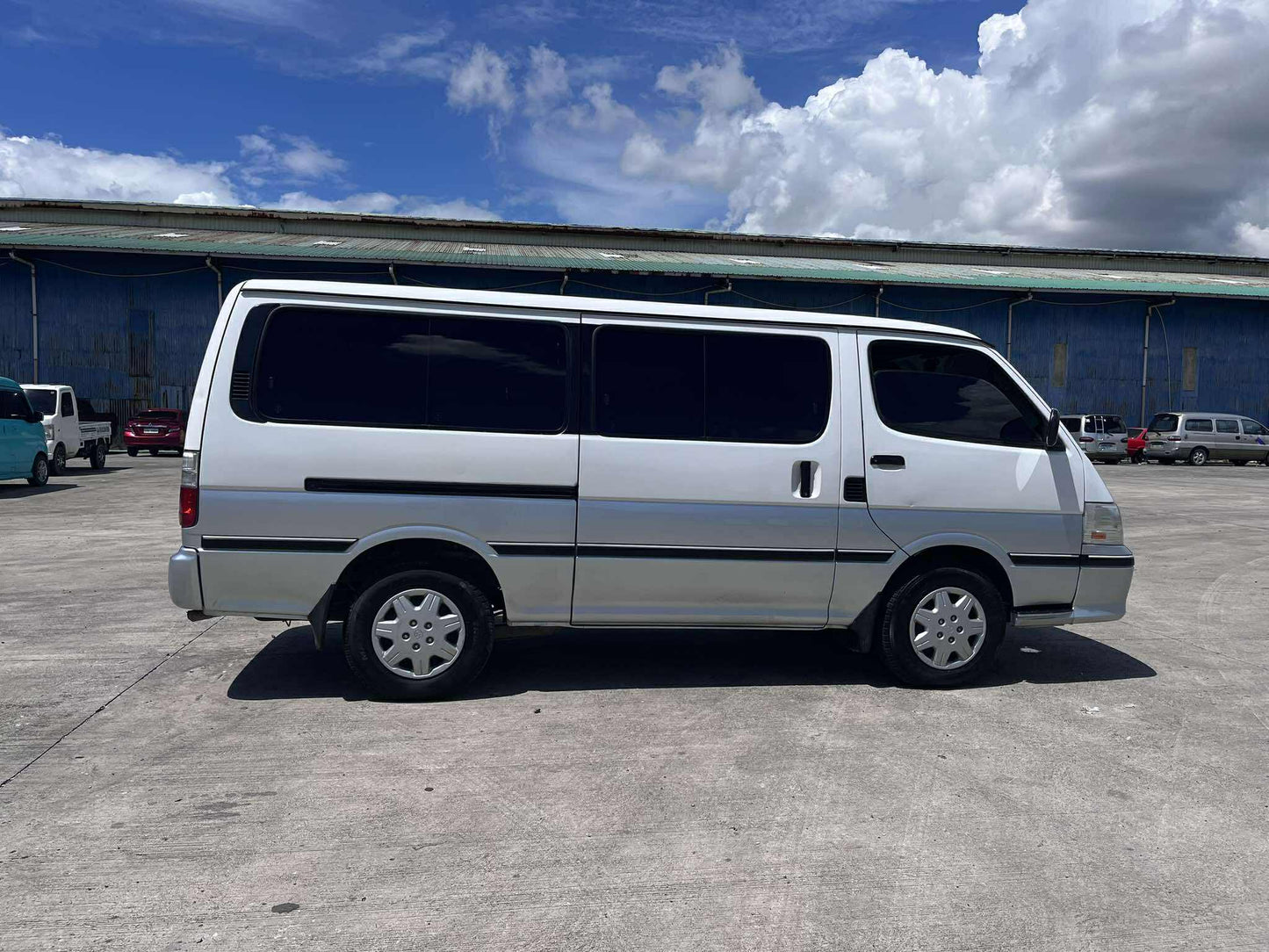 2001 TOYOTA HIACE COMMUTER 3.0L DSL MANUAL TRANSMISSION Gold Aces Car Display Center