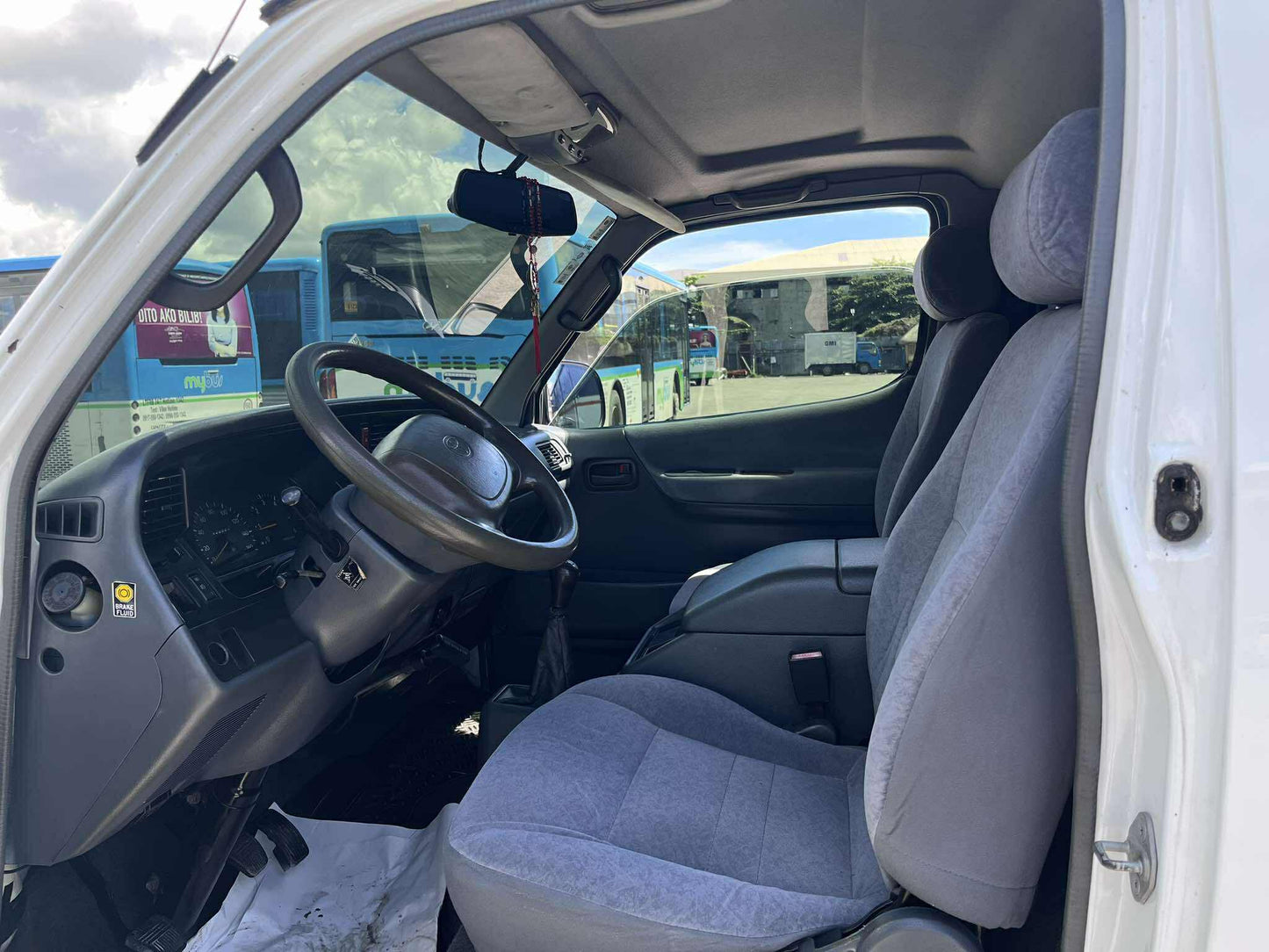 2001 TOYOTA HIACE COMMUTER 3.0L DSL MANUAL TRANSMISSION Gold Aces Car Display Center