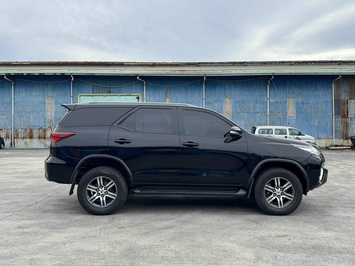 2016 TOYOTA FORTUNER 2.4L G 4X2 AUTOMATIC TRANSMISSION Gold Aces Car Display Center