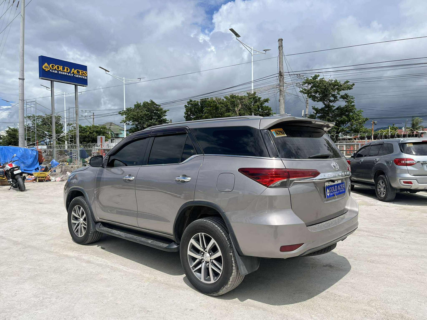 2016 TOYOTA FORTUNER 2.4L V 4X2 AUTOMATIC TRANSMISSION Gold Aces Car Display Center