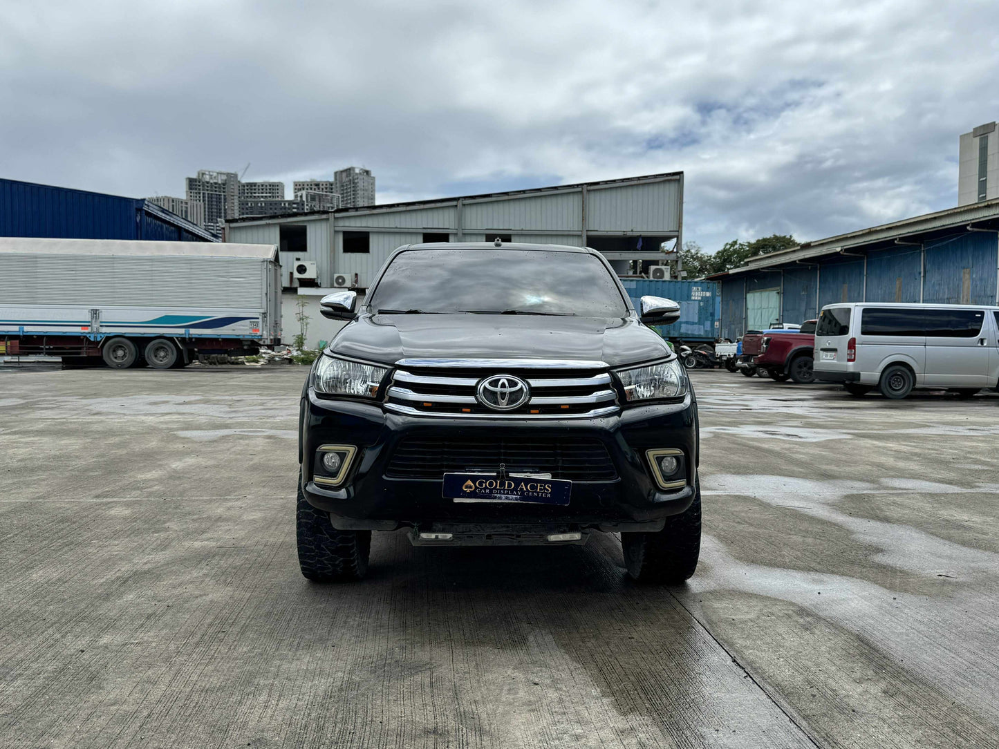 2017 TOYOTA HILUX 2.4L G 4X2 AUTOMATIC TRANSMISSION Gold Aces Car Display Center