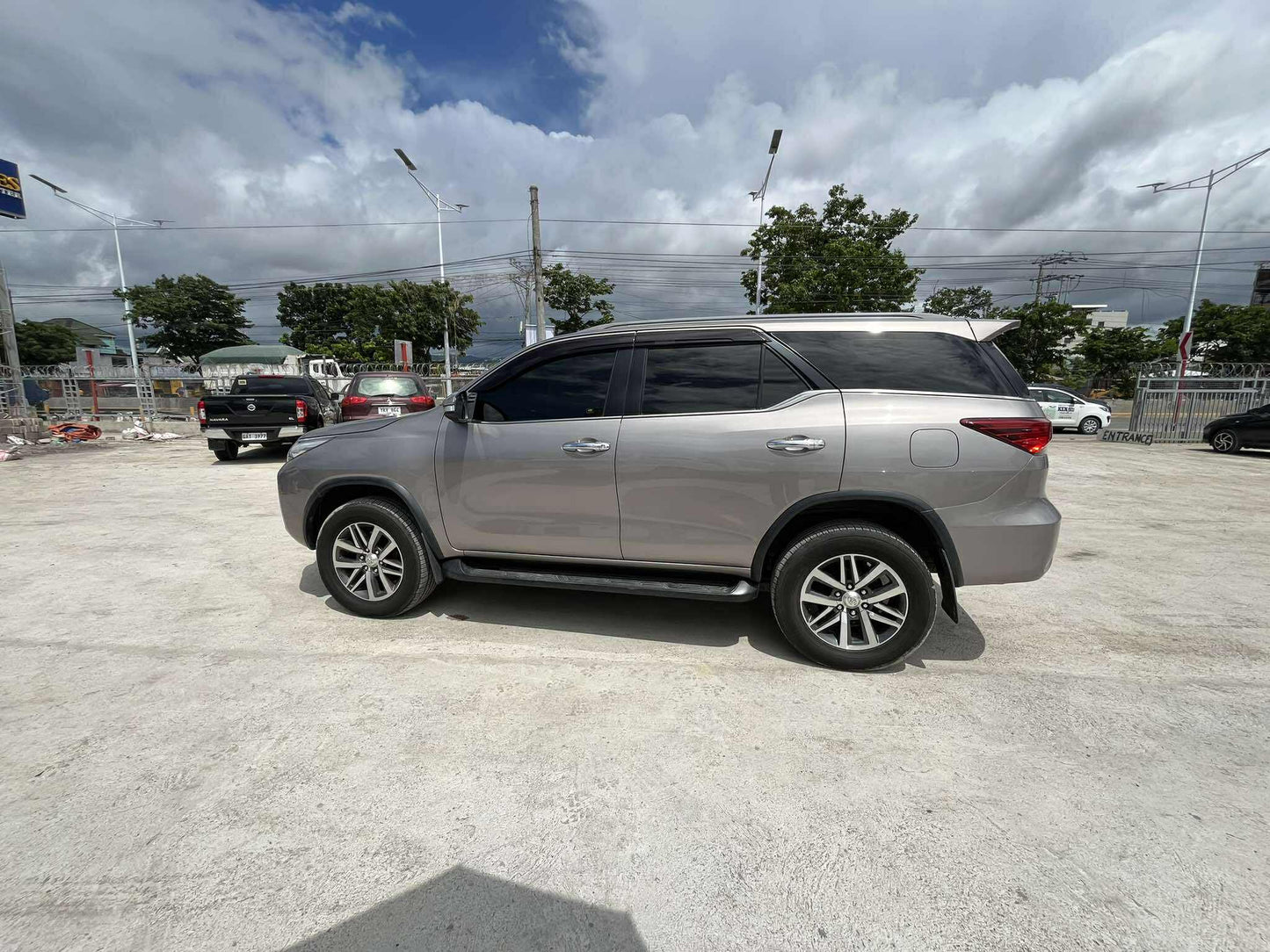 2016 TOYOTA FORTUNER 2.4L V 4X2 AUTOMATIC TRANSMISSION Gold Aces Car Display Center