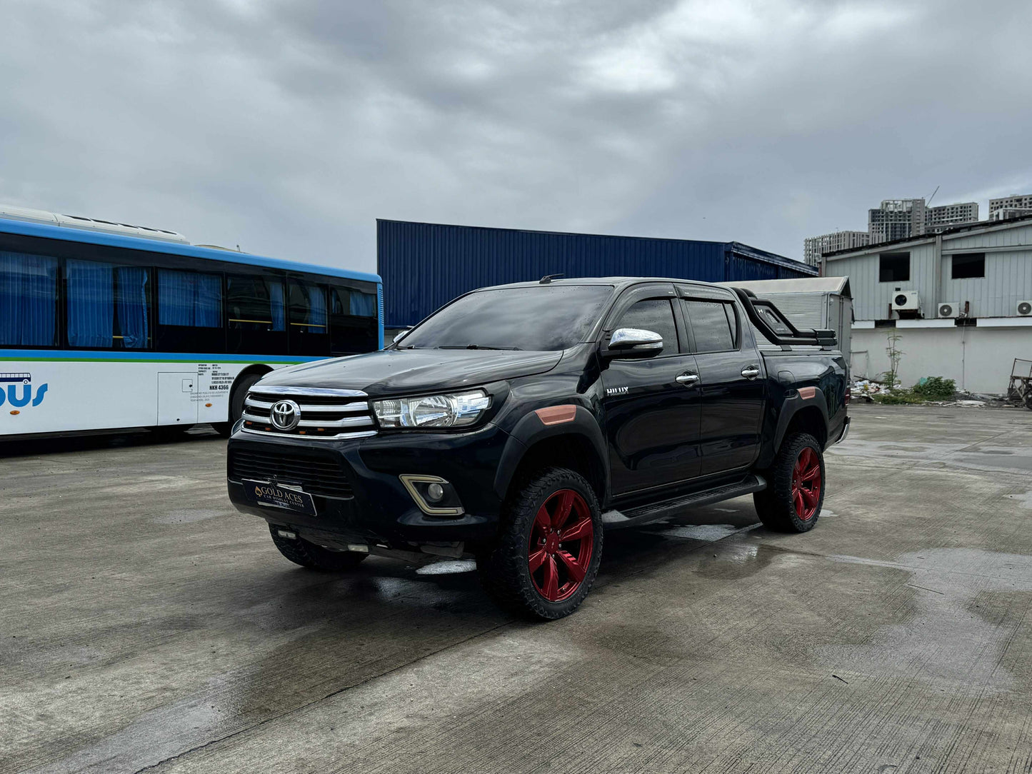 2017 TOYOTA HILUX 2.4L G 4X2 AUTOMATIC TRANSMISSION Gold Aces Car Display Center