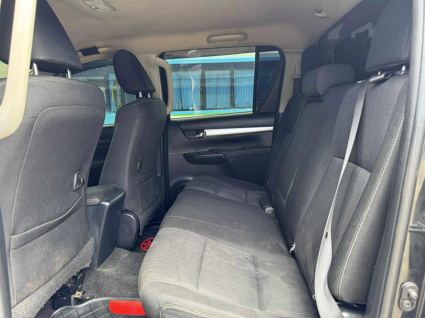 2017 TOYOTA HILUX 2.4L G 4X2 AUTOMATIC TRANSMISSION Gold Aces Car Display Center