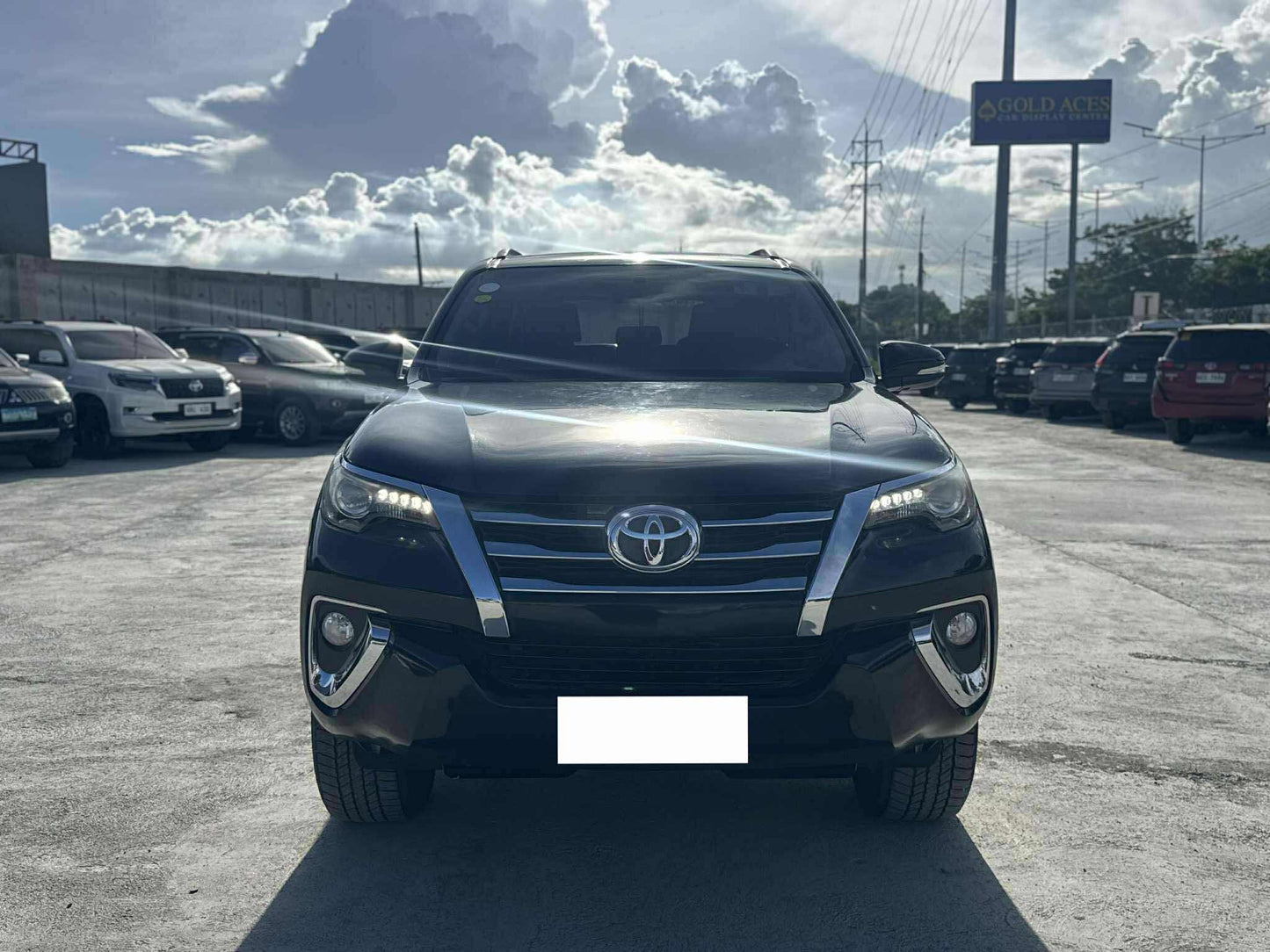 2018 TOYOTA FORTUNER 2.4L V 4X2 AUTOMATIC TRANSMISSION Gold Aces Car Display Center