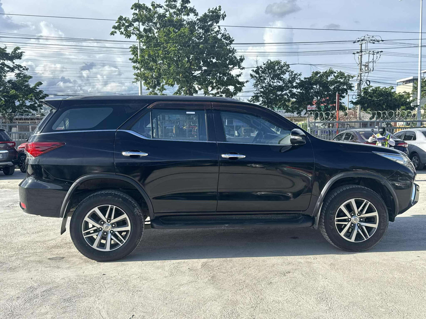 2018 TOYOTA FORTUNER 2.4L V 4X2 AUTOMATIC TRANSMISSION Gold Aces Car Display Center