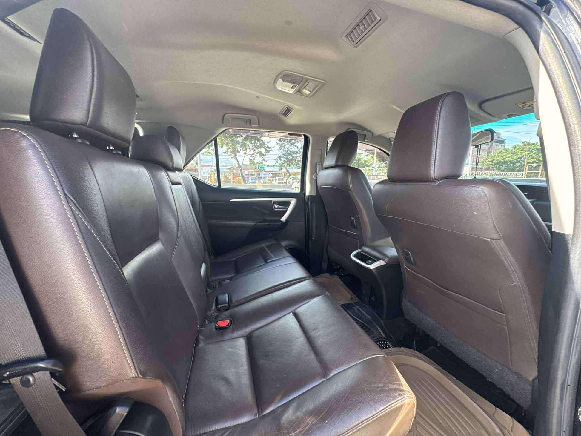 2018 TOYOTA FORTUNER 2.4L V 4X2 AUTOMATIC TRANSMISSION Gold Aces Car Display Center