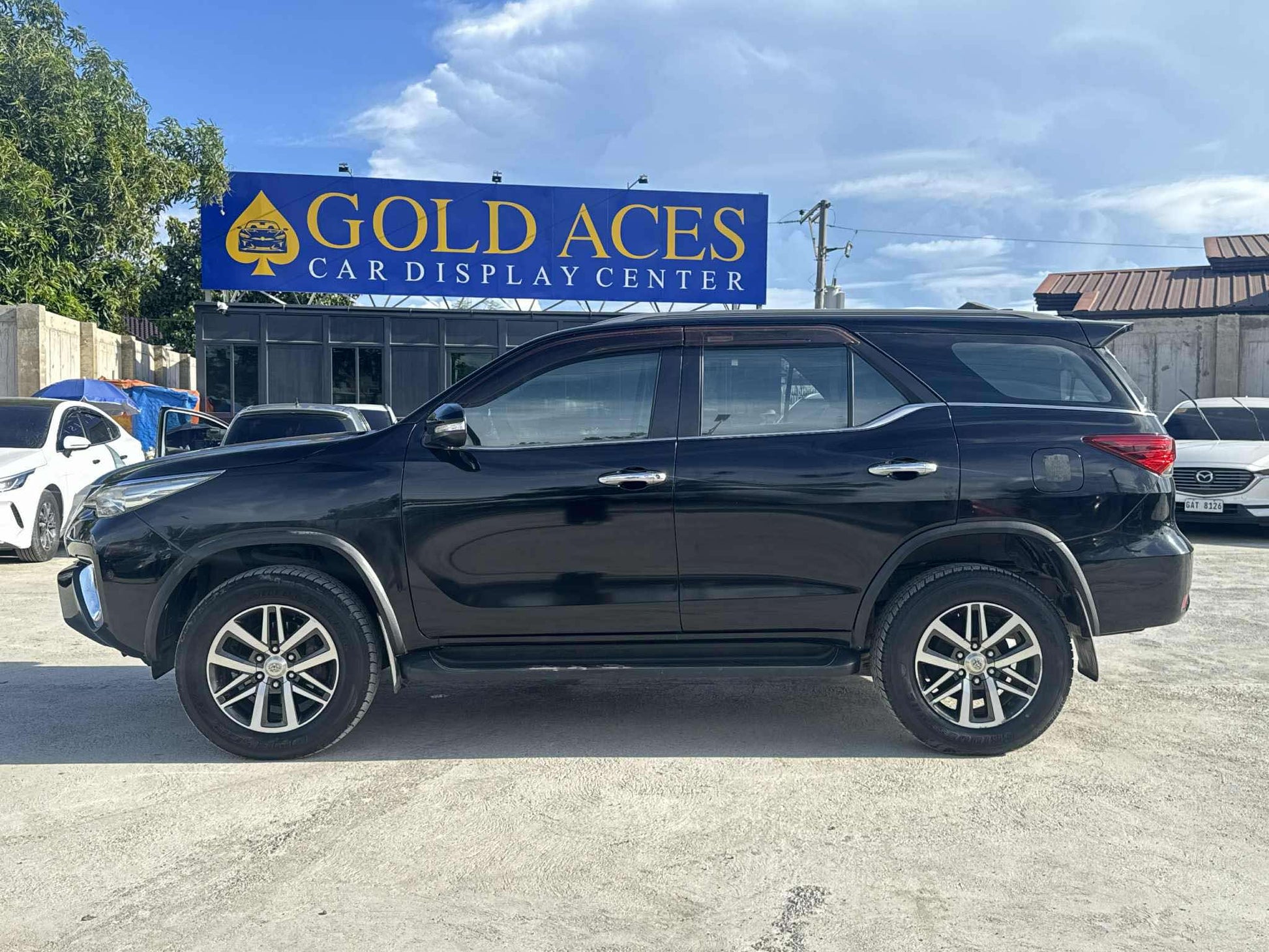 2018 TOYOTA FORTUNER 2.4L V 4X2 AUTOMATIC TRANSMISSION Gold Aces Car Display Center