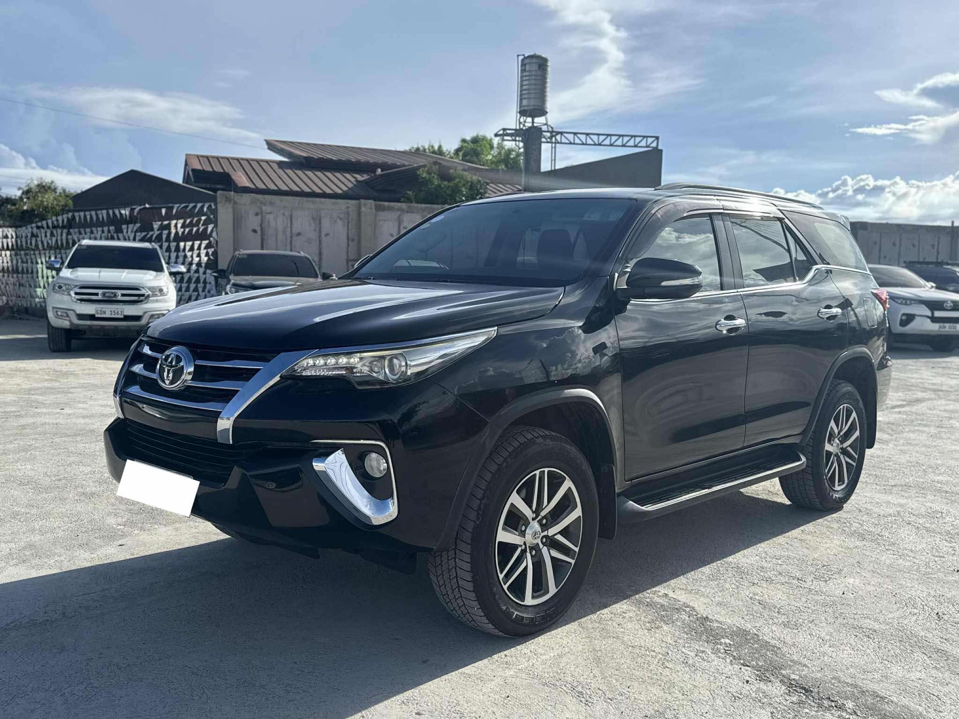 2018 TOYOTA FORTUNER 2.4L V 4X2 AUTOMATIC TRANSMISSION Gold Aces Car Display Center