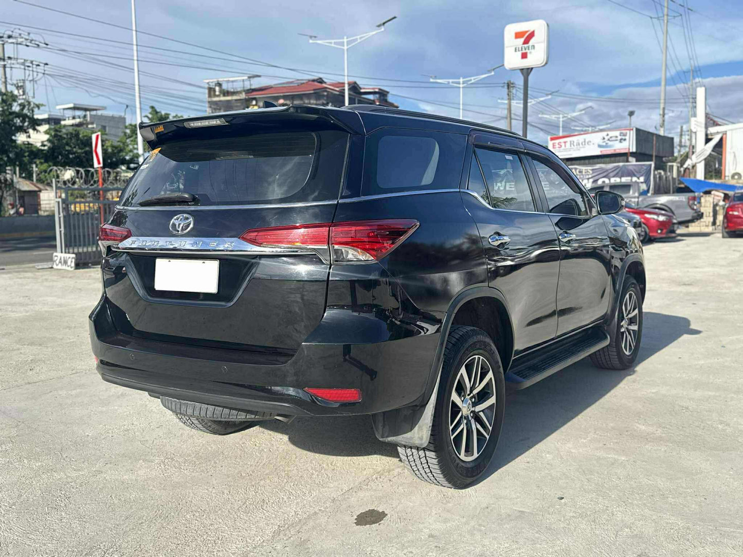 2018 TOYOTA FORTUNER 2.4L V 4X2 AUTOMATIC TRANSMISSION Gold Aces Car Display Center