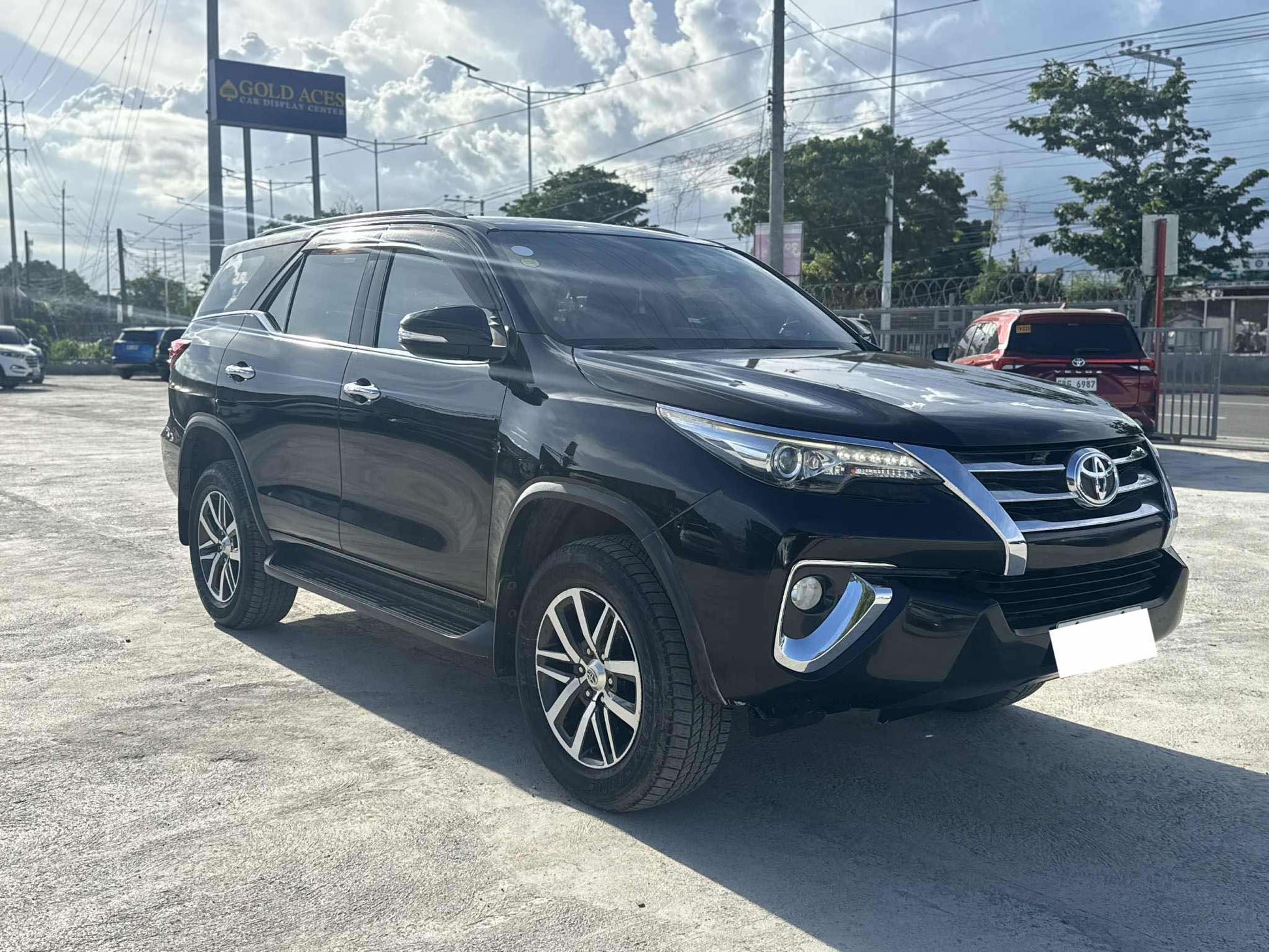 2018 TOYOTA FORTUNER 2.4L V 4X2 AUTOMATIC TRANSMISSION Gold Aces Car Display Center