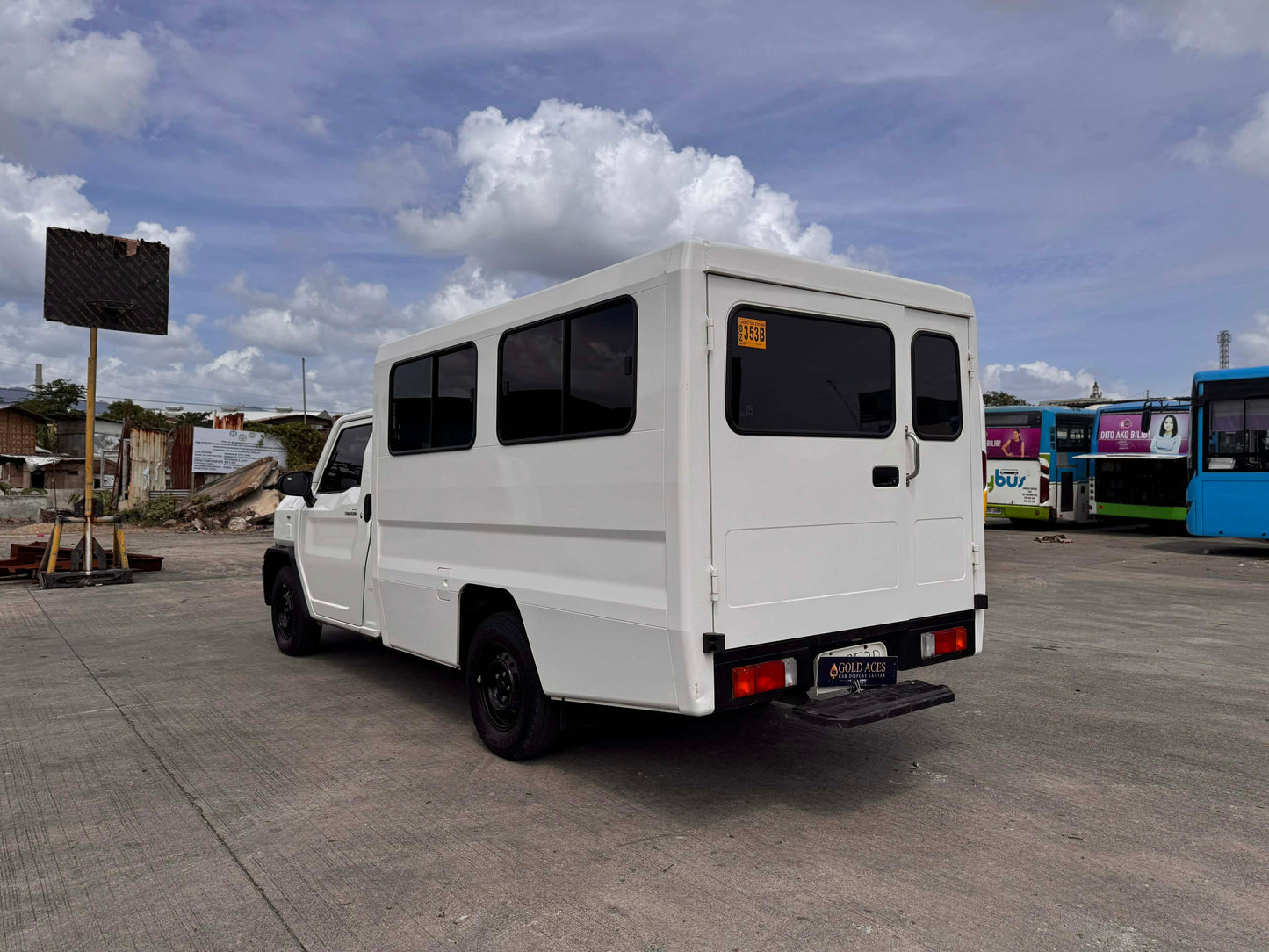 2025 TOYOTA HILUX TAMARAW 2.4 GL FX AUTOMATIC TRANSMISSION Gold Aces Car Display Center