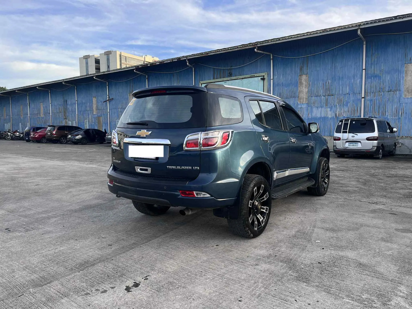 2017 CHEVROLET TRAILBLAZER 2.8L 4X2 AUTOMATIC TRANSMISSION Gold Aces Car Display Center