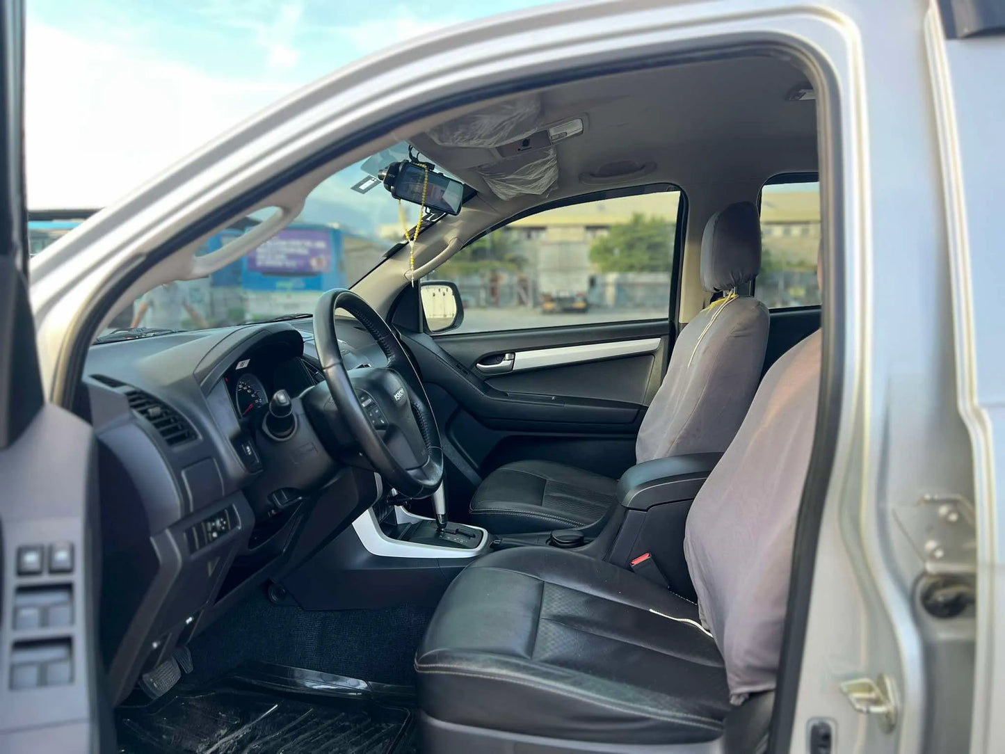 2017 ISUZU DMAX 3.0L 4X2 AUTOMATIC TRANSMISSION - Gold Aces Car Display Center