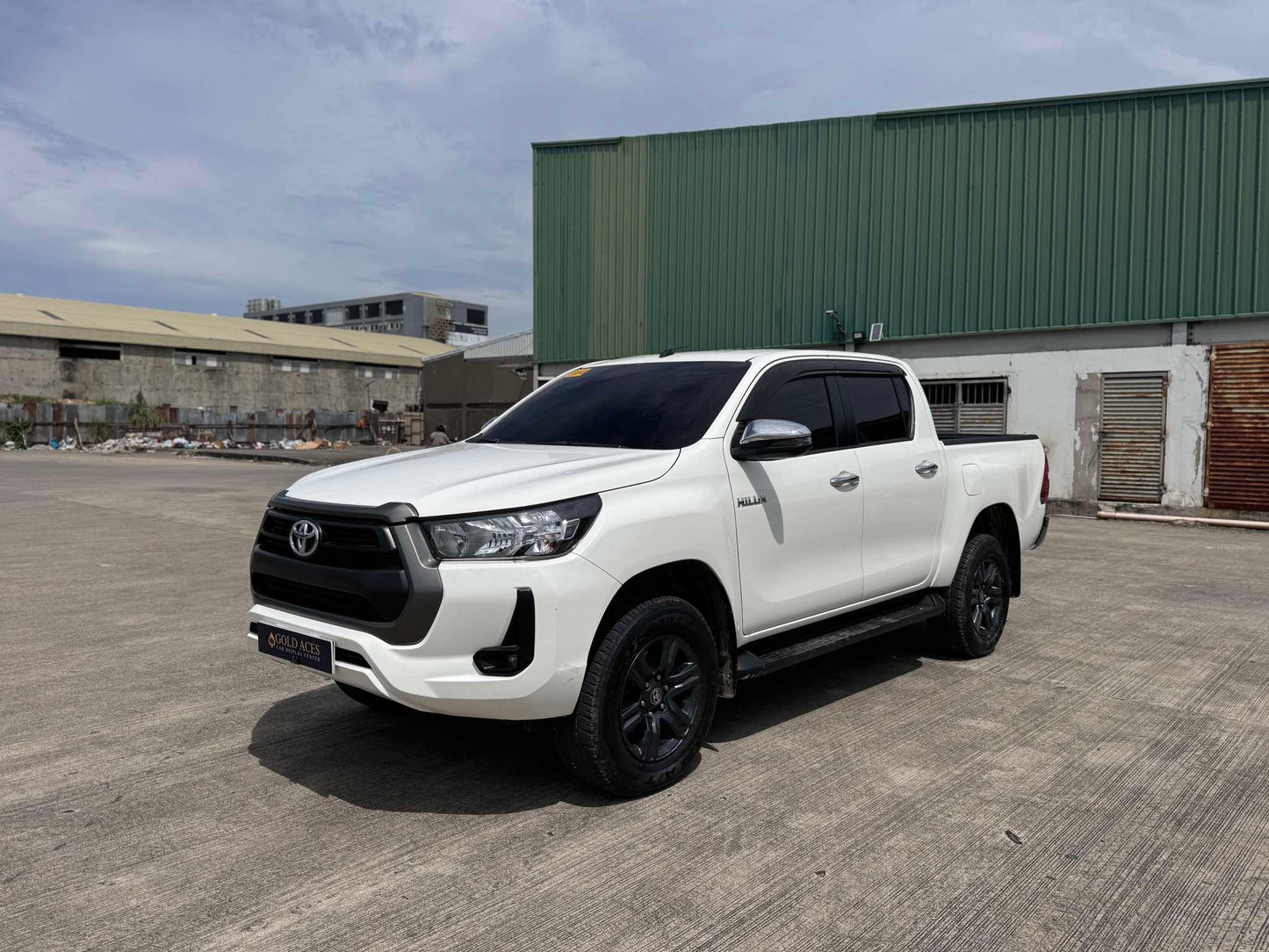 2023 TOYOTA HILUX G 2.4L MANUAL TRANSMISSION (14T KMS ONLY!) Gold Aces Car Display Center