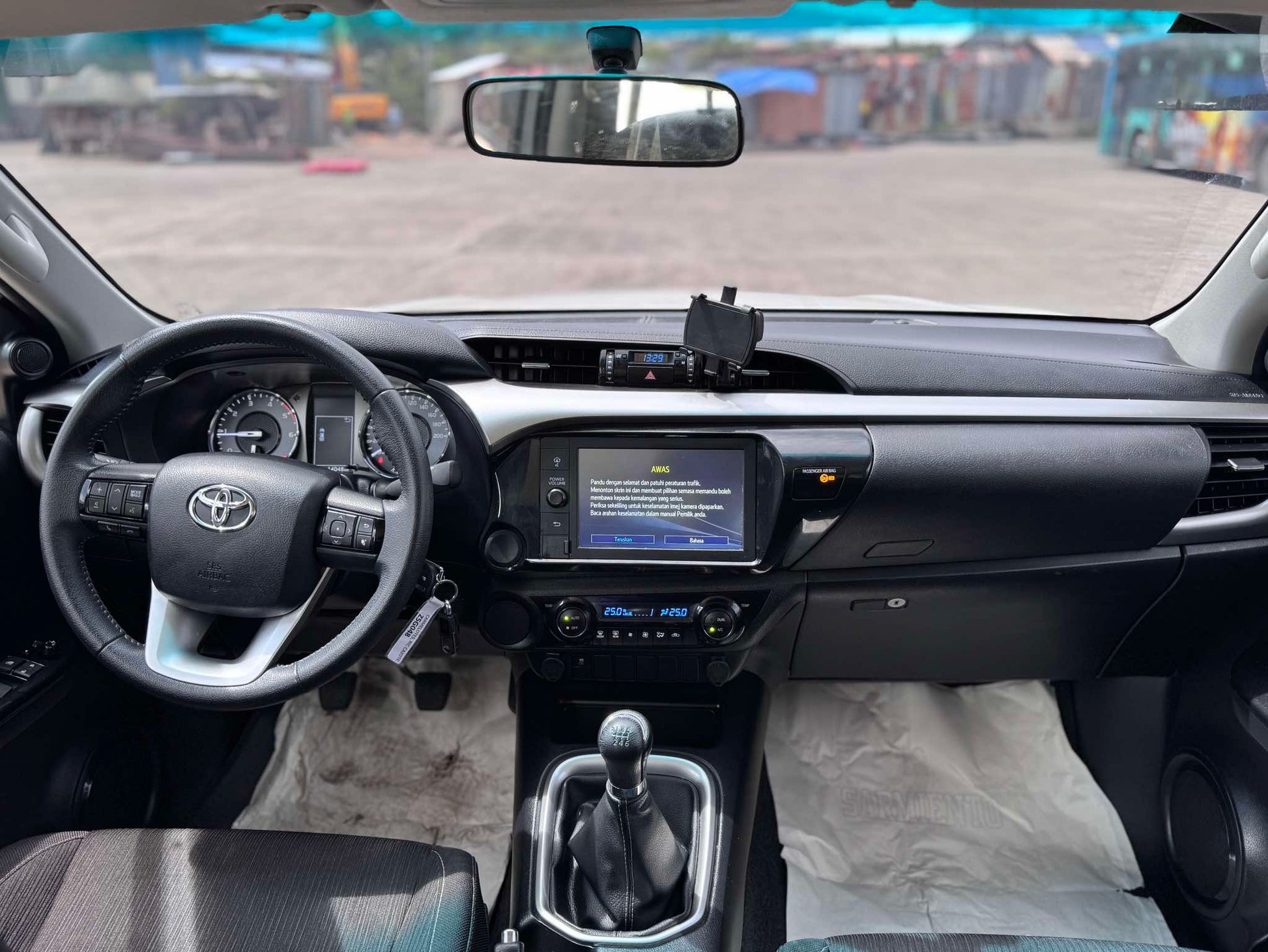 2023 TOYOTA HILUX G 2.4L MANUAL TRANSMISSION (14T KMS ONLY!) Gold Aces Car Display Center