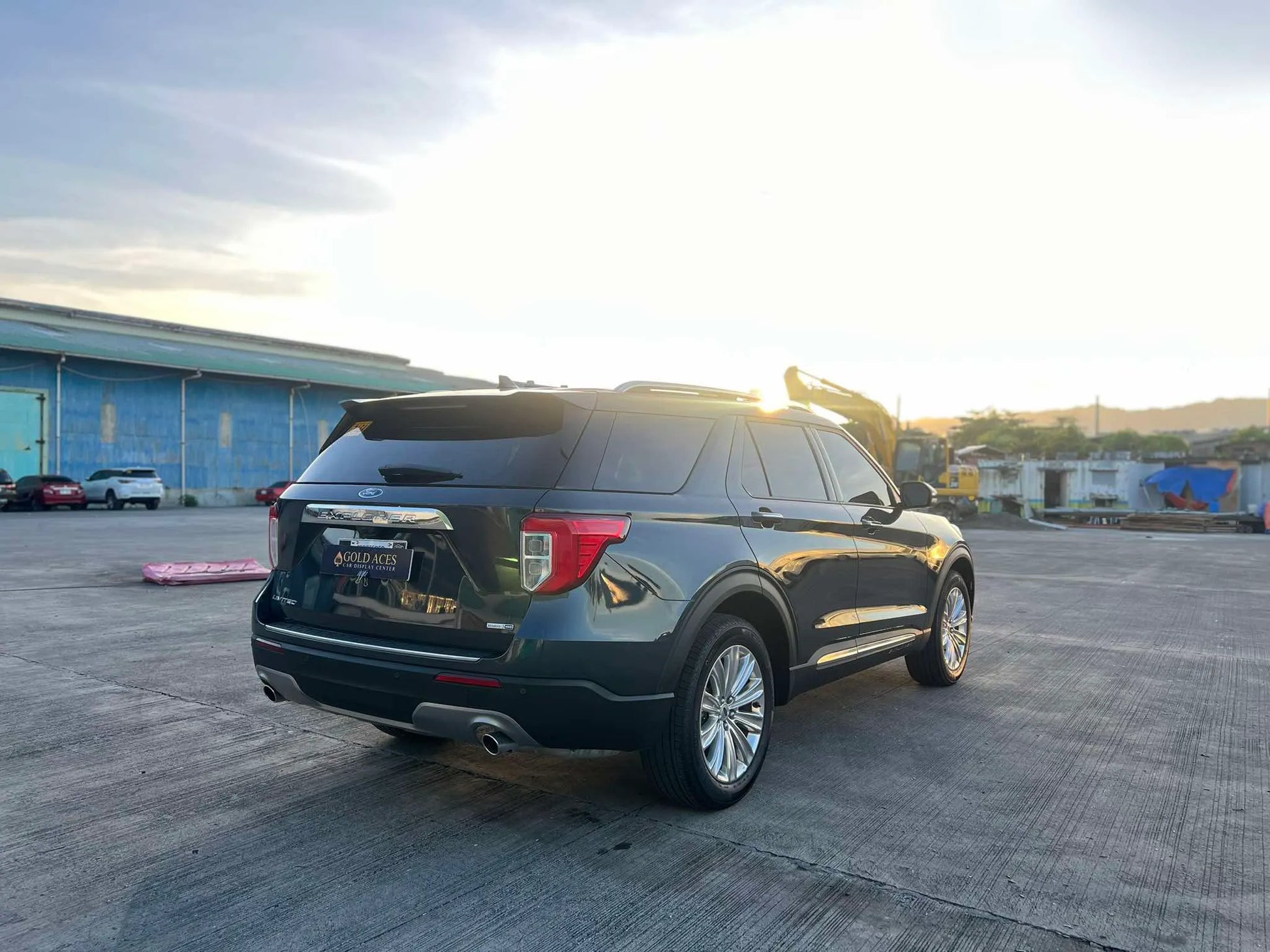 2024 FORD EXPLORER 2.3L  LIMITED 4X4  V6 AUTOMATIC TRANSMISSION (99KM ONLY!) Gold Aces Car Display Center