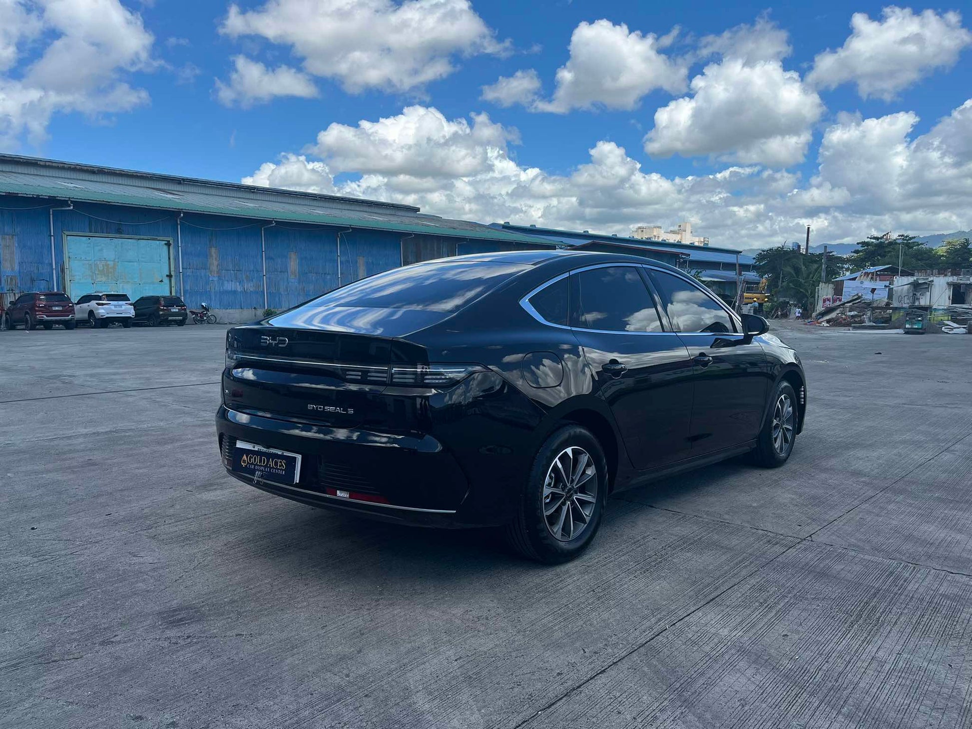2025 BYD SEAL 5 1.5L AUTOMATIC TRANSMISSION (400KM ONLY!) Gold Aces Car Display Center