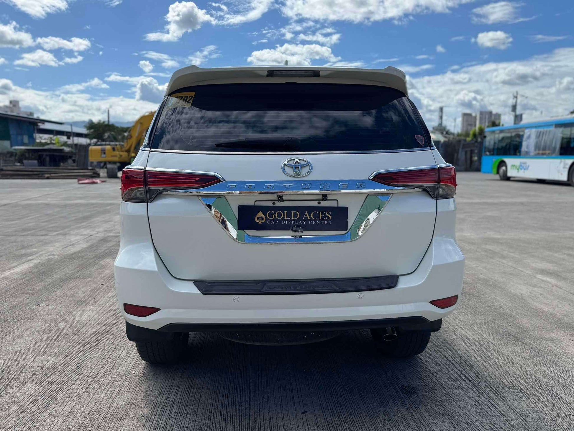 2017 TOYOTA FORTUNER 2.4L V 4X2 AUTOMATIC TRANSMISSION Gold Aces Car Display Center