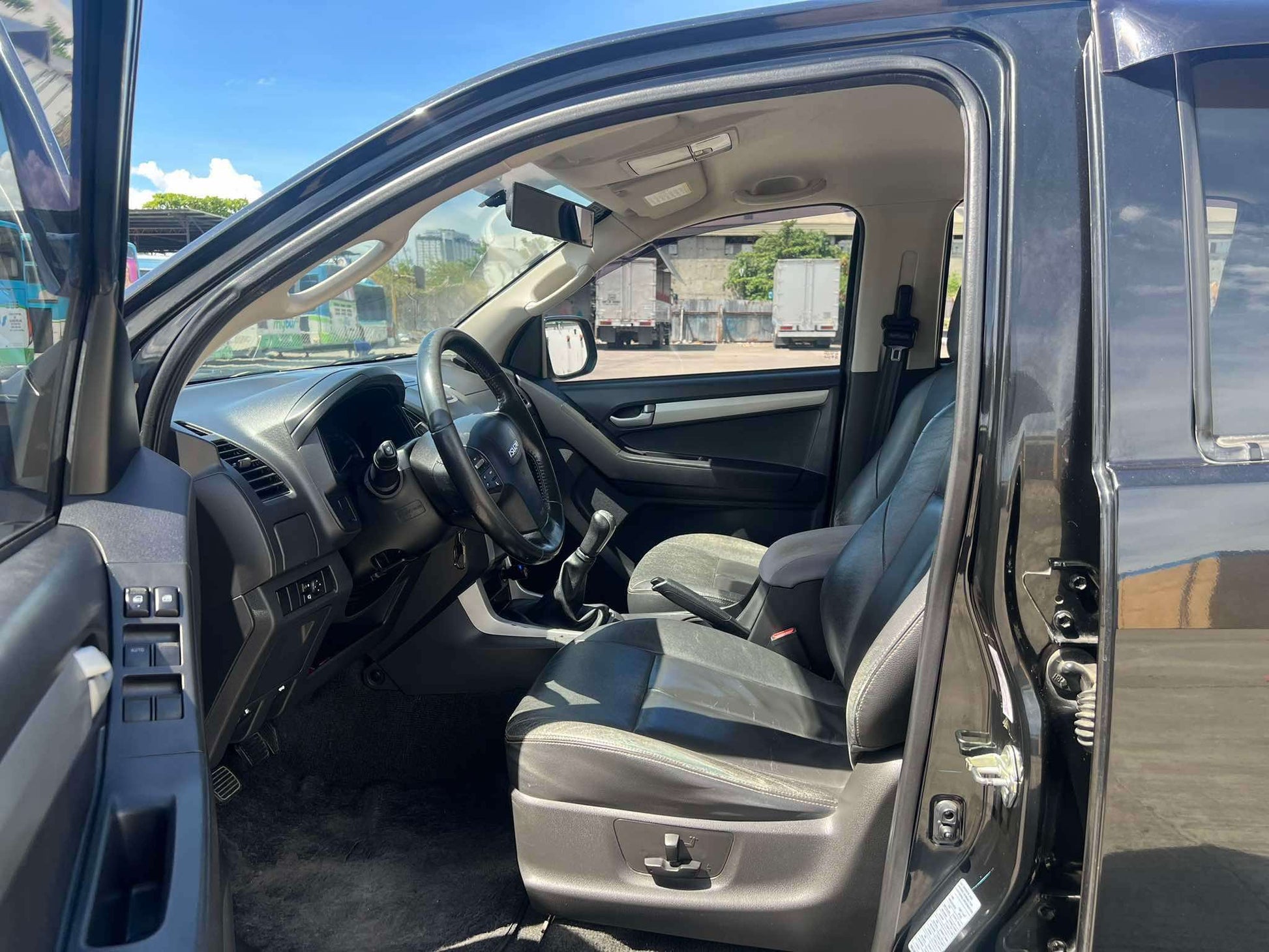 2015 ISUZU DMAX 2.5L 4X2 MANUAL TRANSMISSION (48TKM ONLY!!) Gold Aces Car Display Center