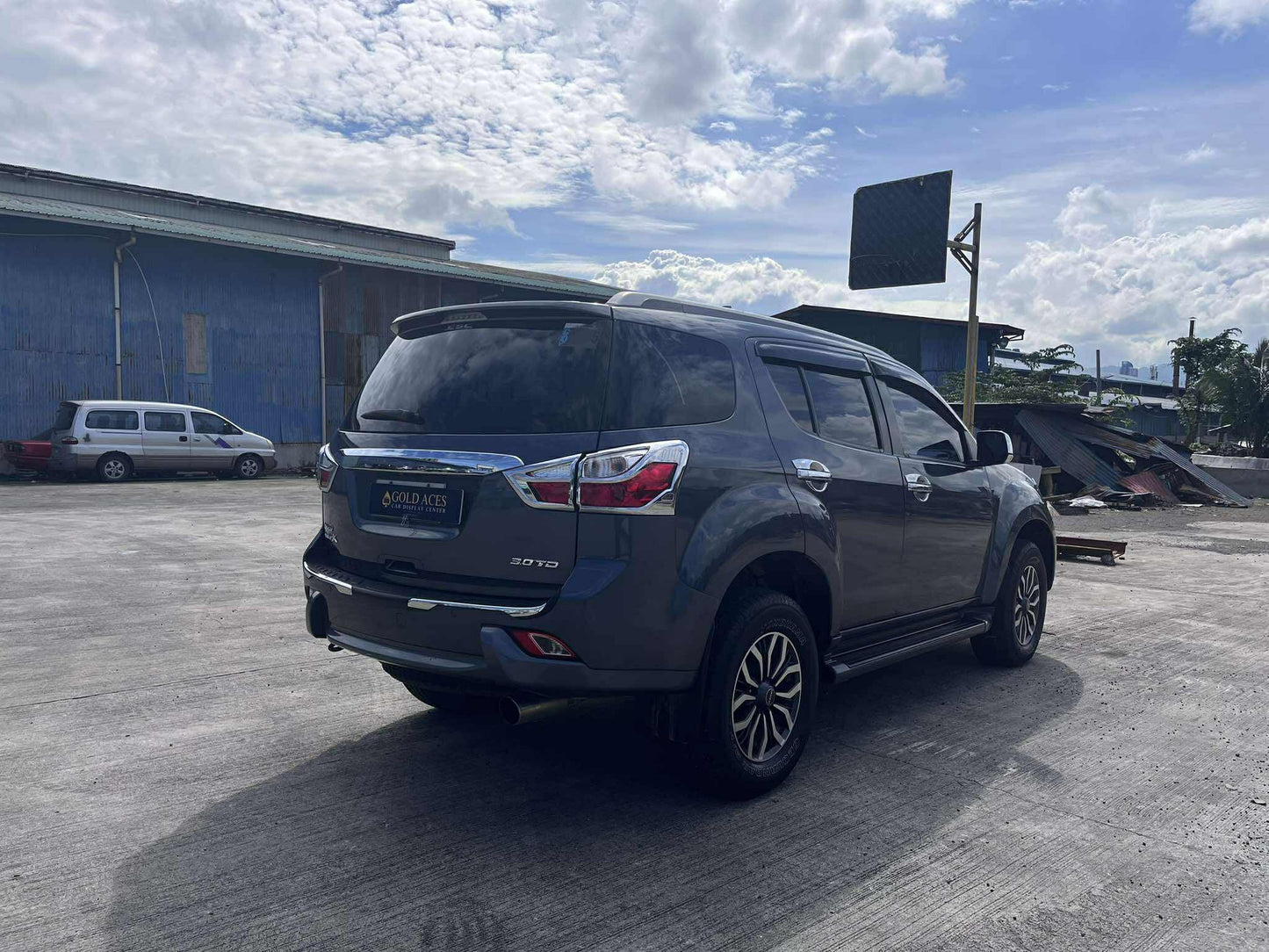 2017 ISUZU MUX LS 3.0L AUTOMATIC TRANSMISSION Gold Aces Car Display Center