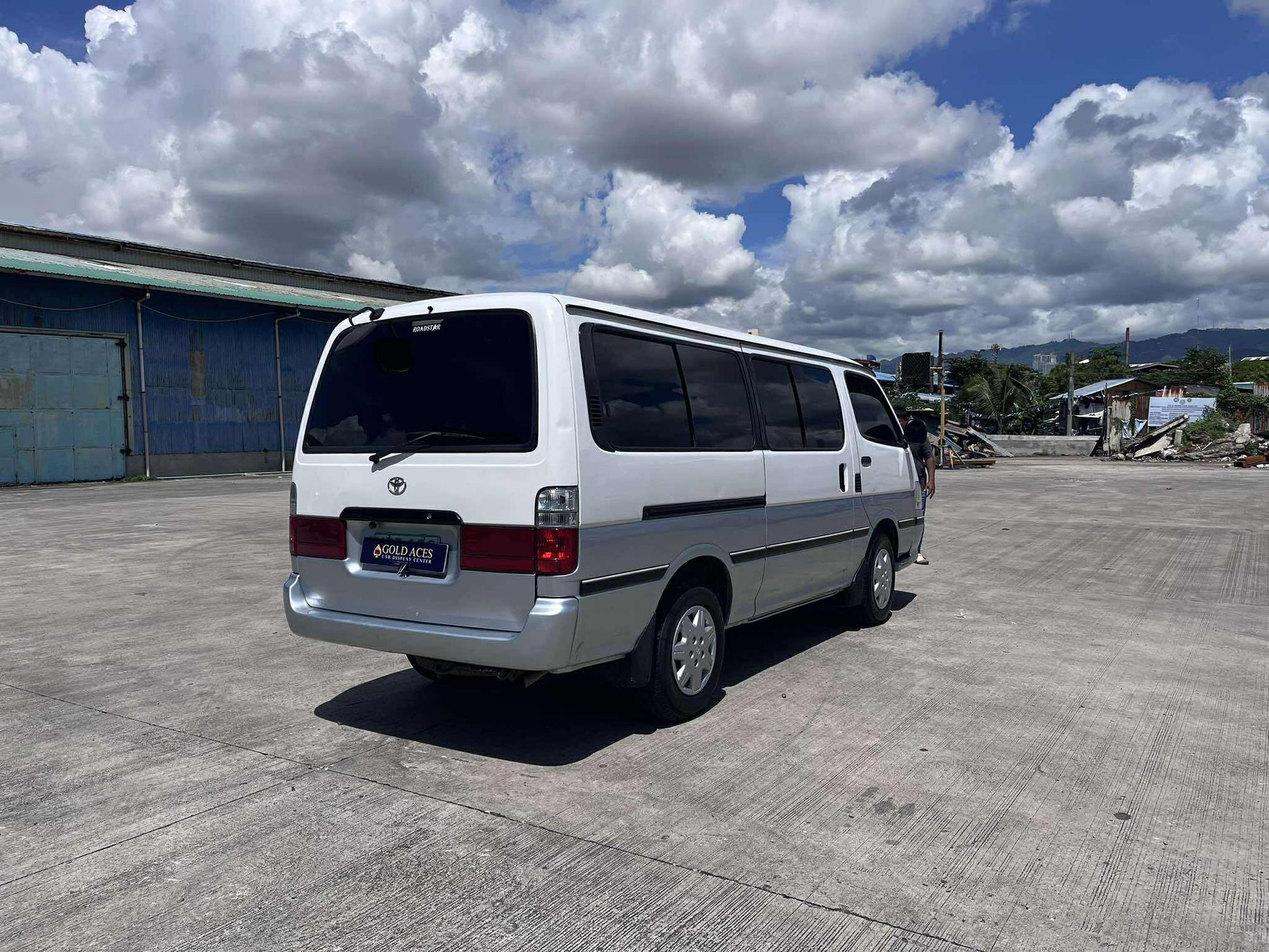 2001 TOYOTA HIACE COMMUTER 3.0L DSL MANUAL TRANSMISSION&nbsp; Gold Aces Car Display Center