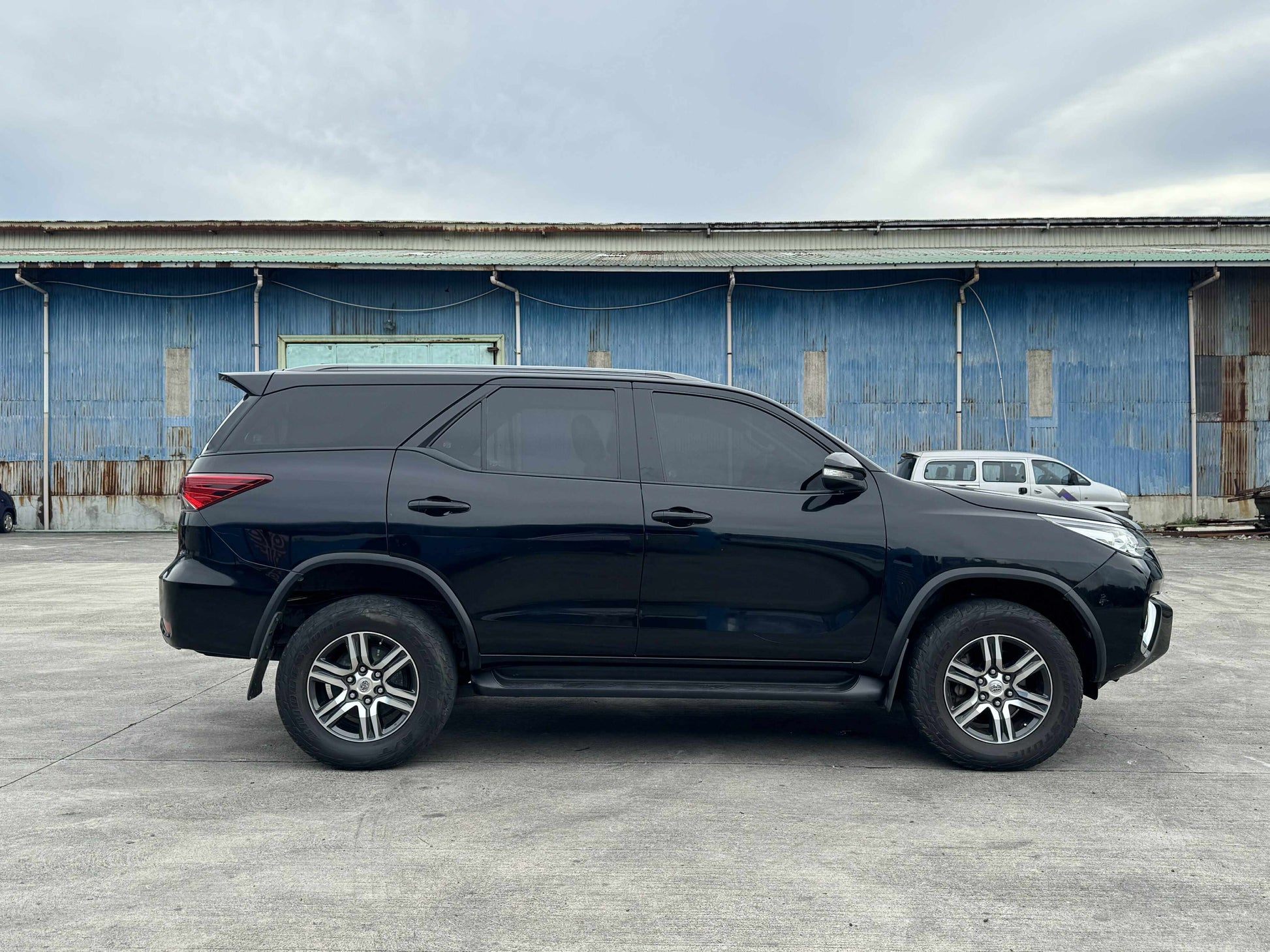 2016 TOYOTA FORTUNER 2.4L G 4X2 AUTOMATIC TRANSMISSION Gold Aces Car Display Center