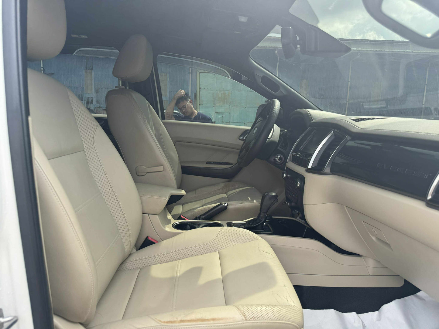 2016 FORD EVEREST TITANIUM 4X4 3.2L DSL AUTOMATIC TRANSMISSION Gold Aces Car Display Center